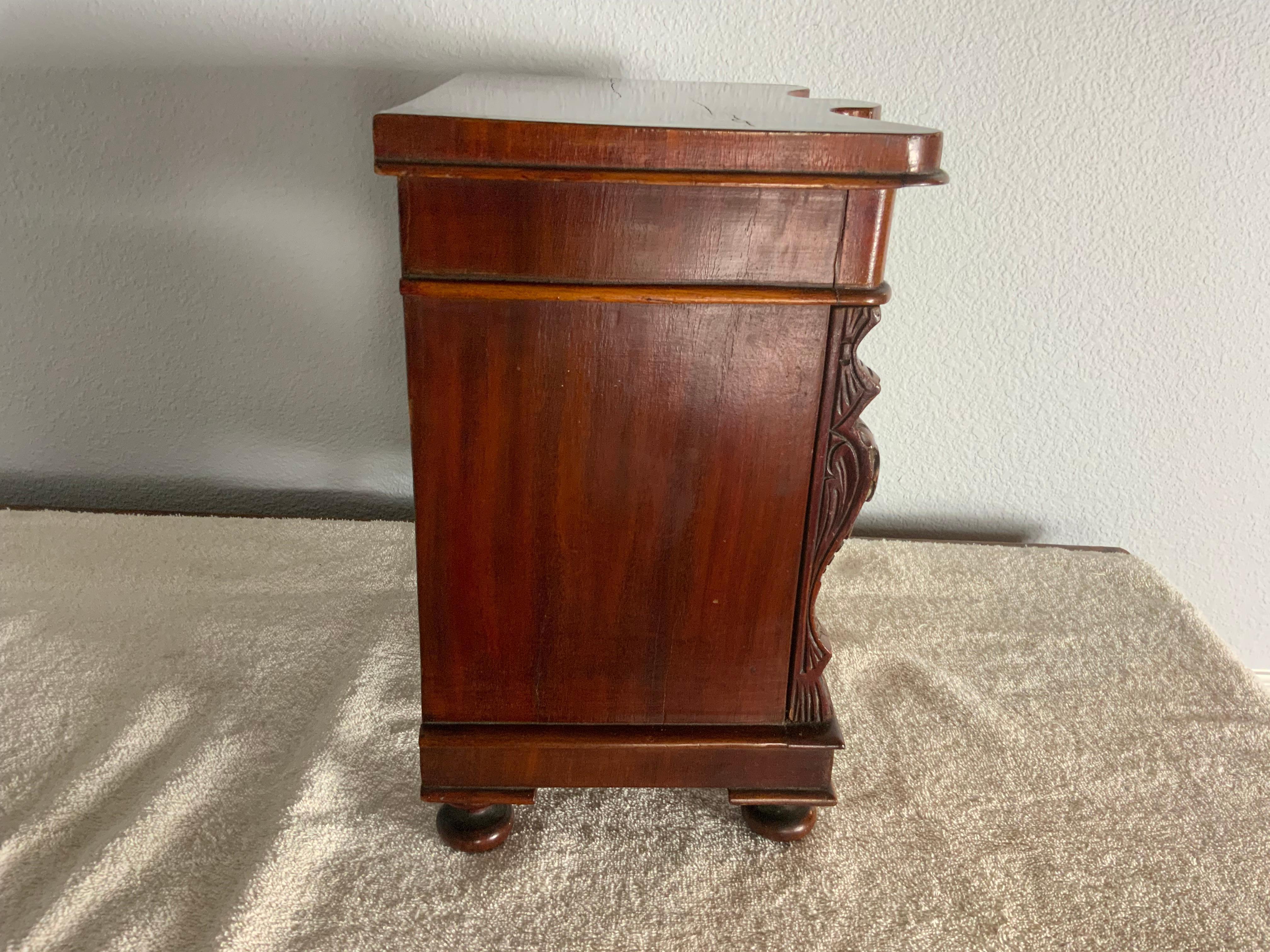Mogano Cassapanca vittoriana in miniatura in mogano in vendita