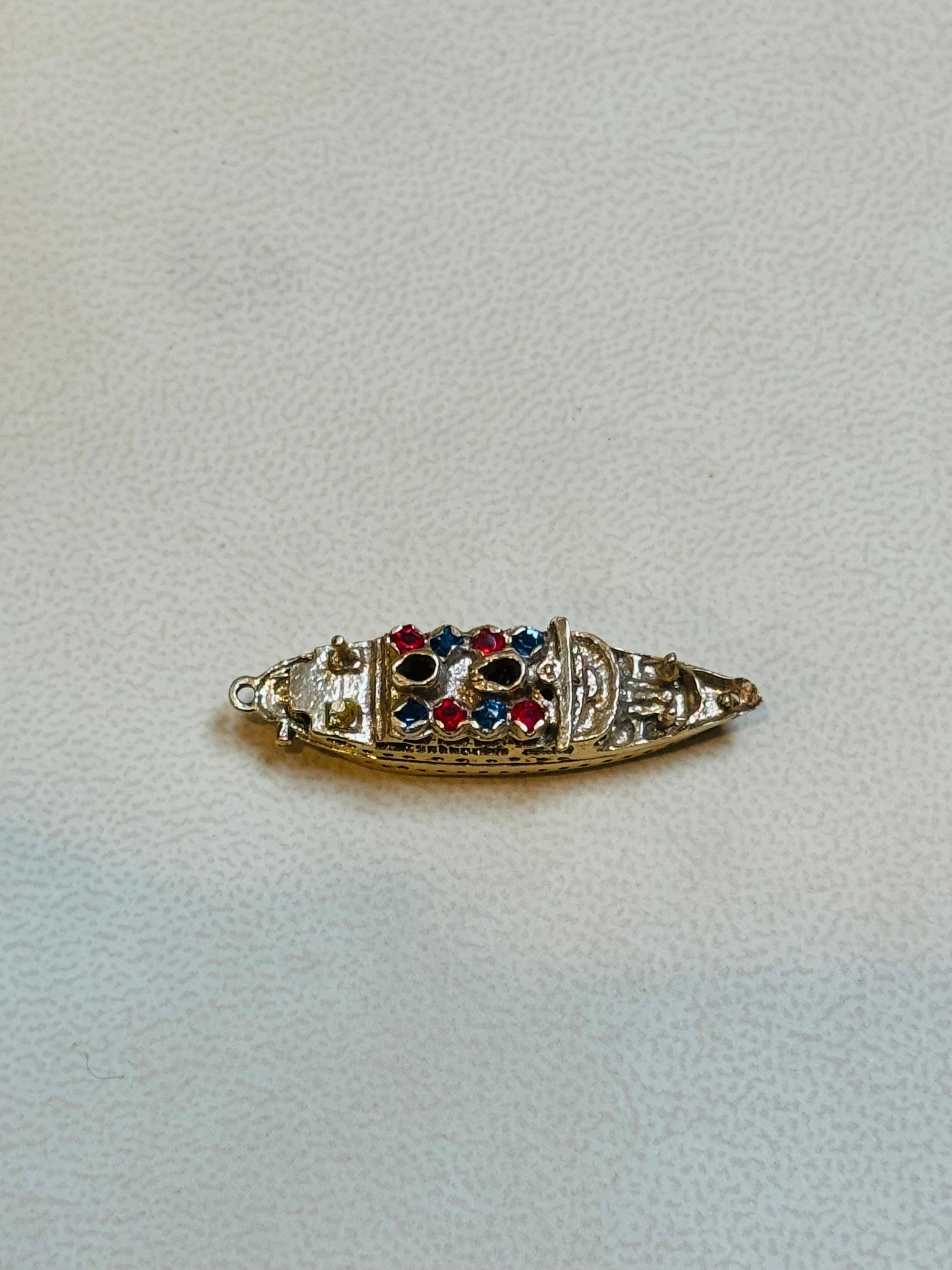 A stunning Retro PIECE Cruise ship Miniature

 The Elongated boat  is made from 14kt solid yellow gold. 
Beautiful artistic workmanship all over the boat with gem stone ruby and sapphire
set in 14k gold
Weight 7 gm
In excellent condition, no