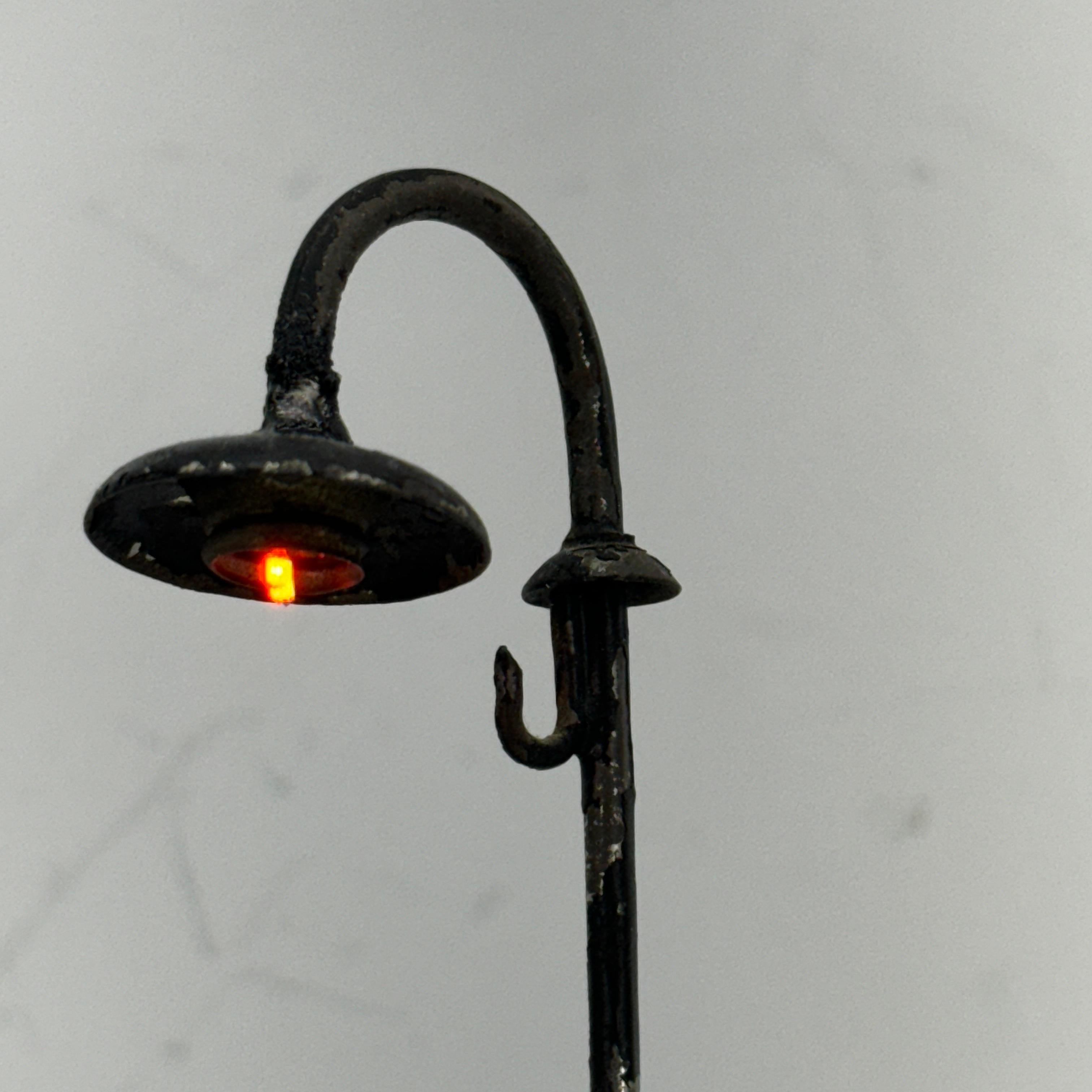 Début du 20ème siècle Miniature Vintage décorative hibou et lanterne de rue Lights de table  en vente