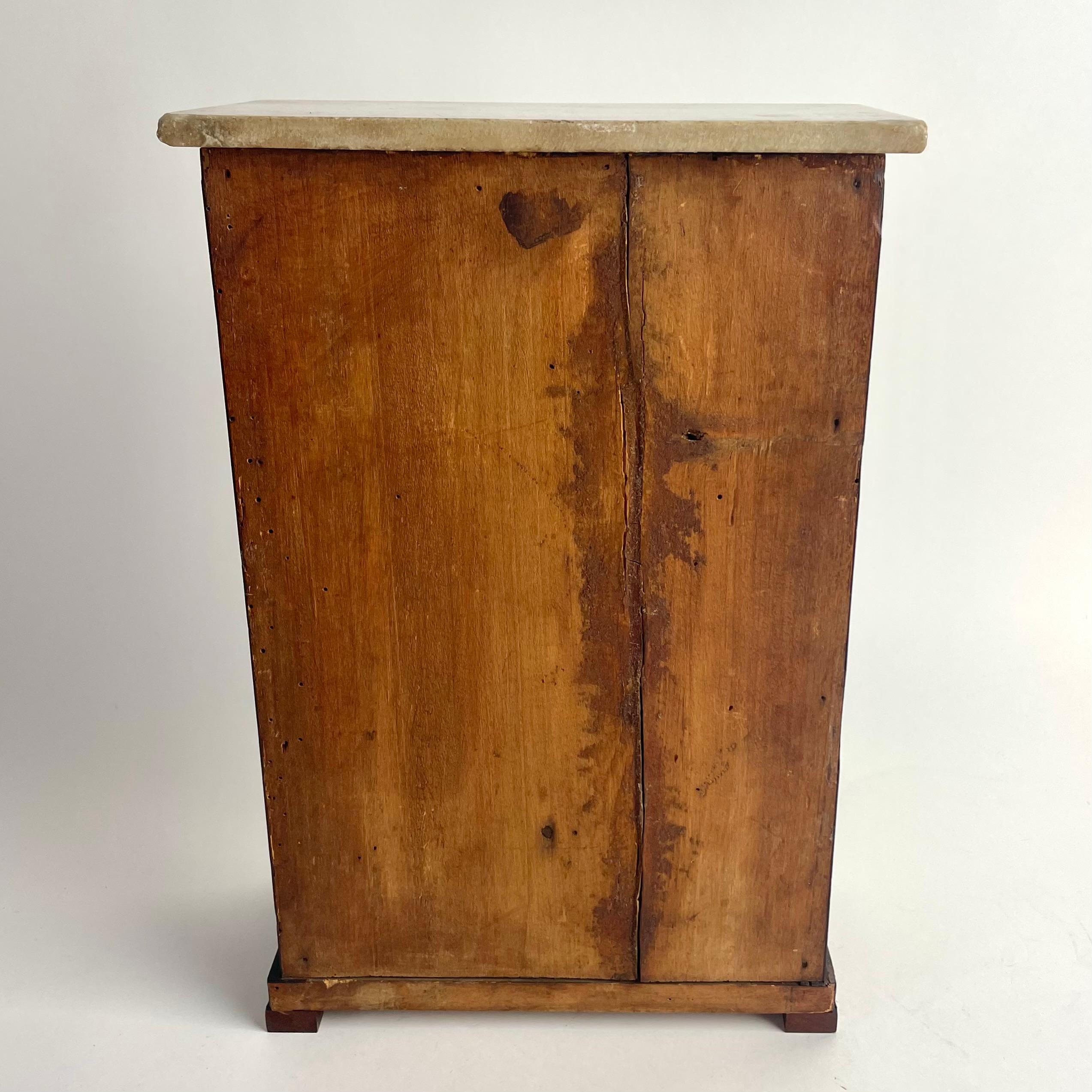 Meuble miniature en noyer avec plateau en marbre de Carrare, France, XIXe siècle en vente 6