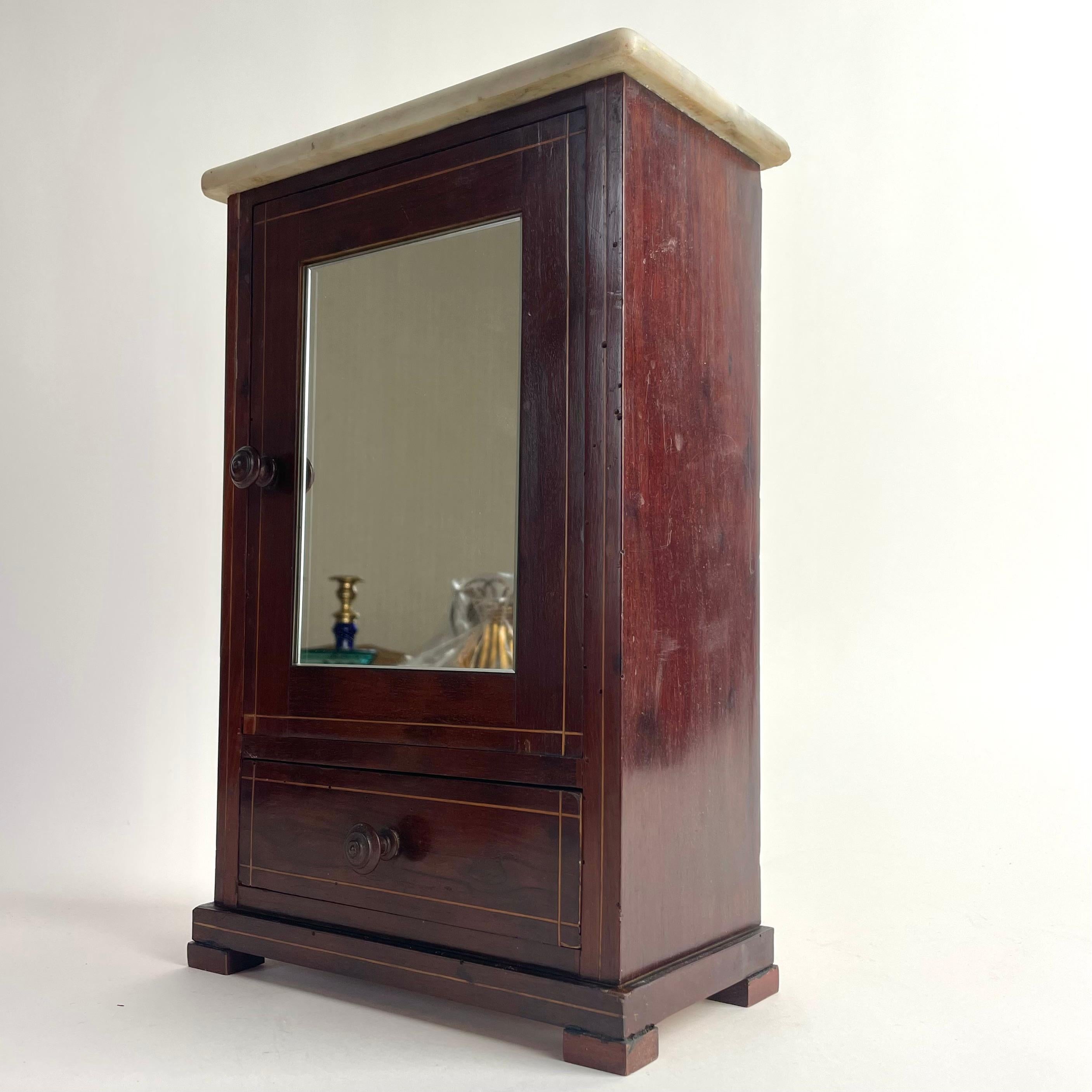 Meuble miniature en noyer avec plateau en marbre de Carrare, France, XIXe siècle Bon état - En vente à Knivsta, SE