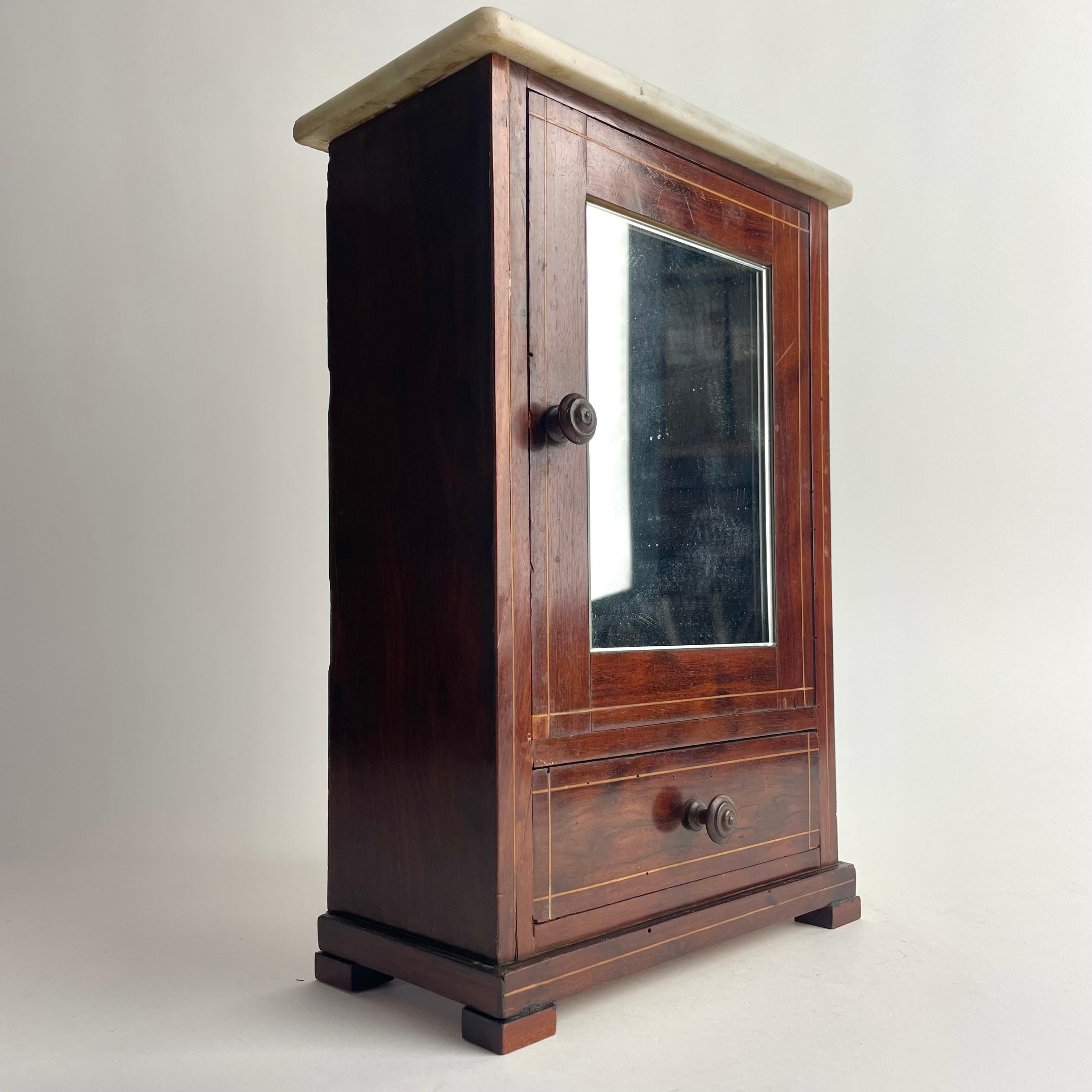 Marbre de Carrare Meuble miniature en noyer avec plateau en marbre de Carrare, France, XIXe siècle en vente