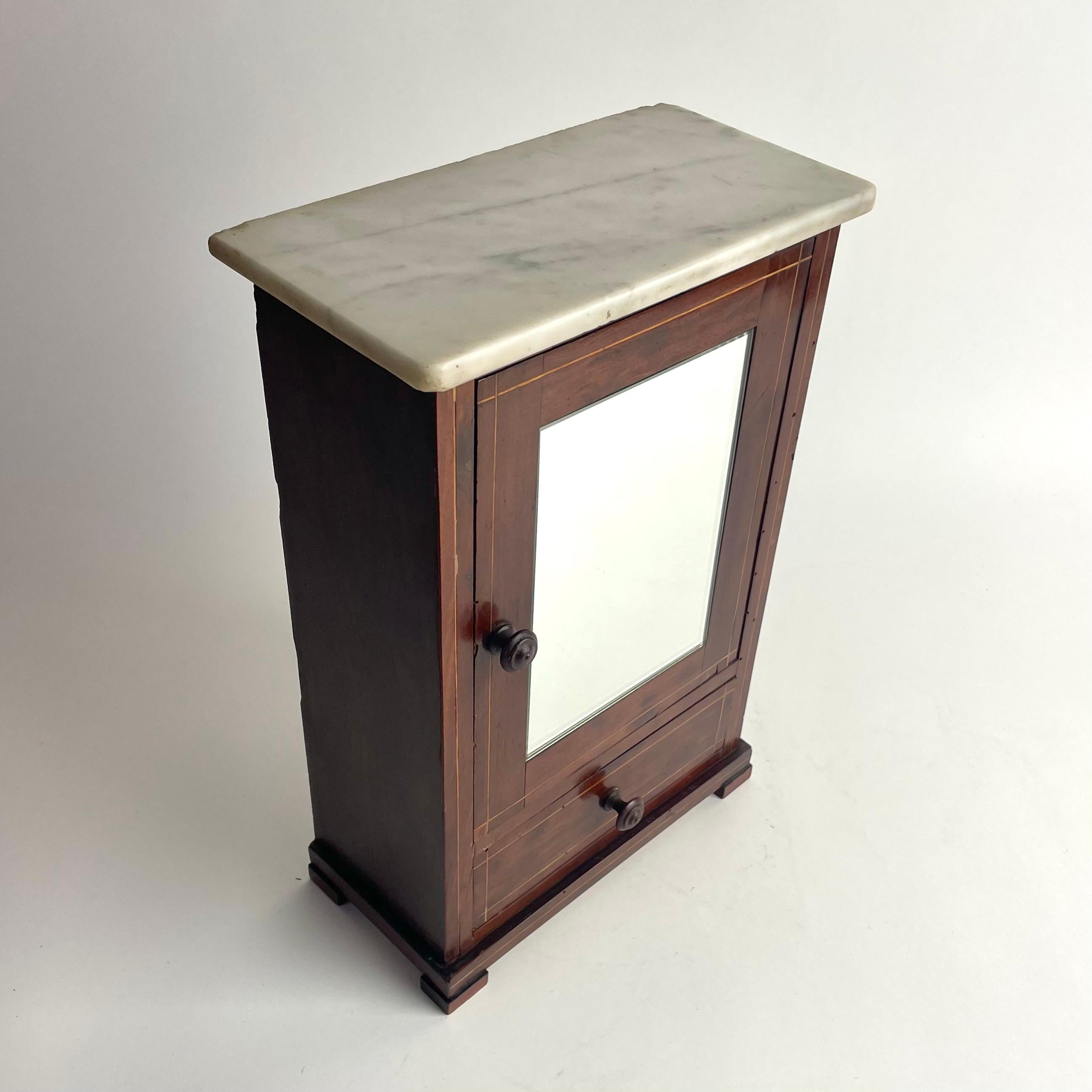 Meuble miniature en noyer avec plateau en marbre de Carrare, France, XIXe siècle en vente 1