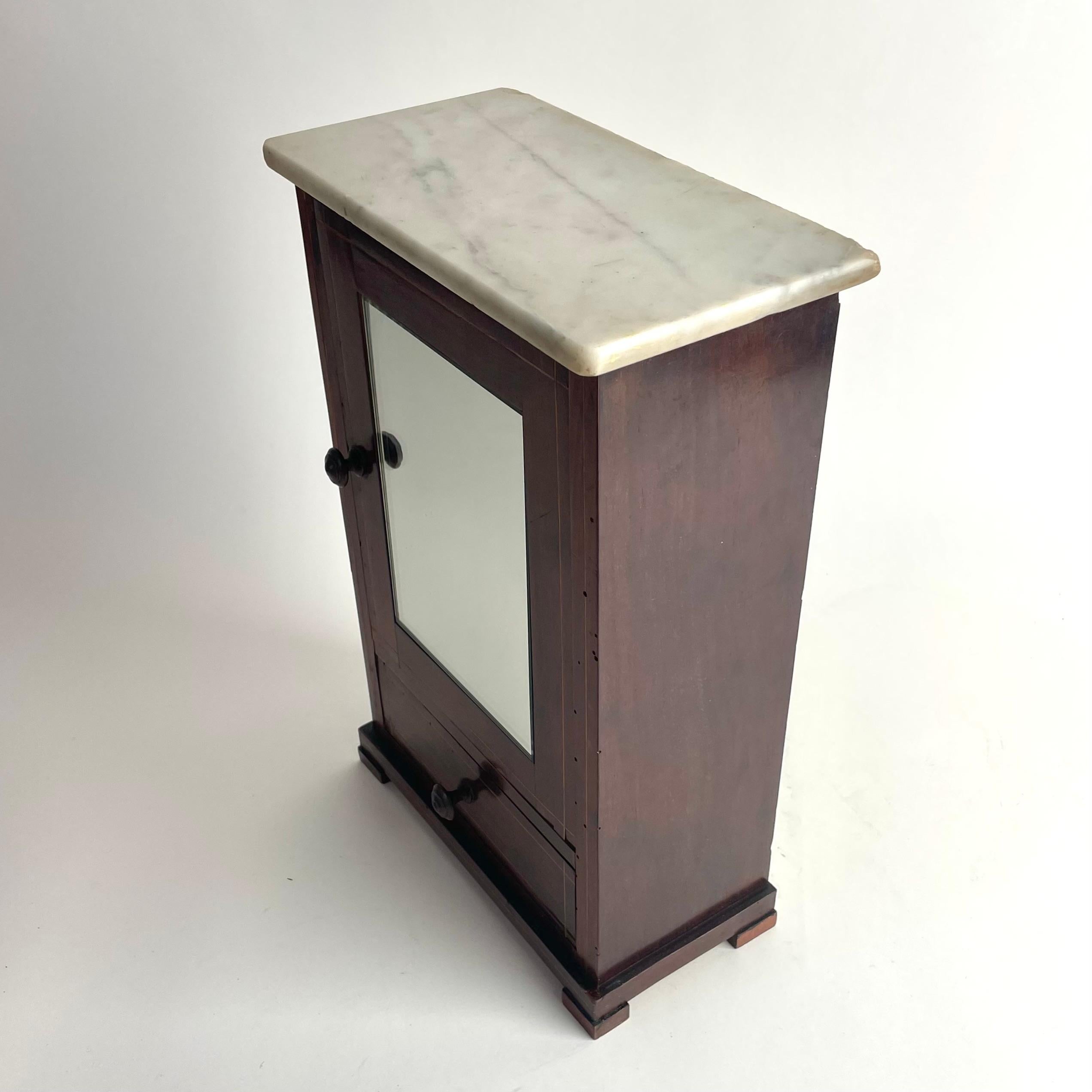 Meuble miniature en noyer avec plateau en marbre de Carrare, France, XIXe siècle en vente 3