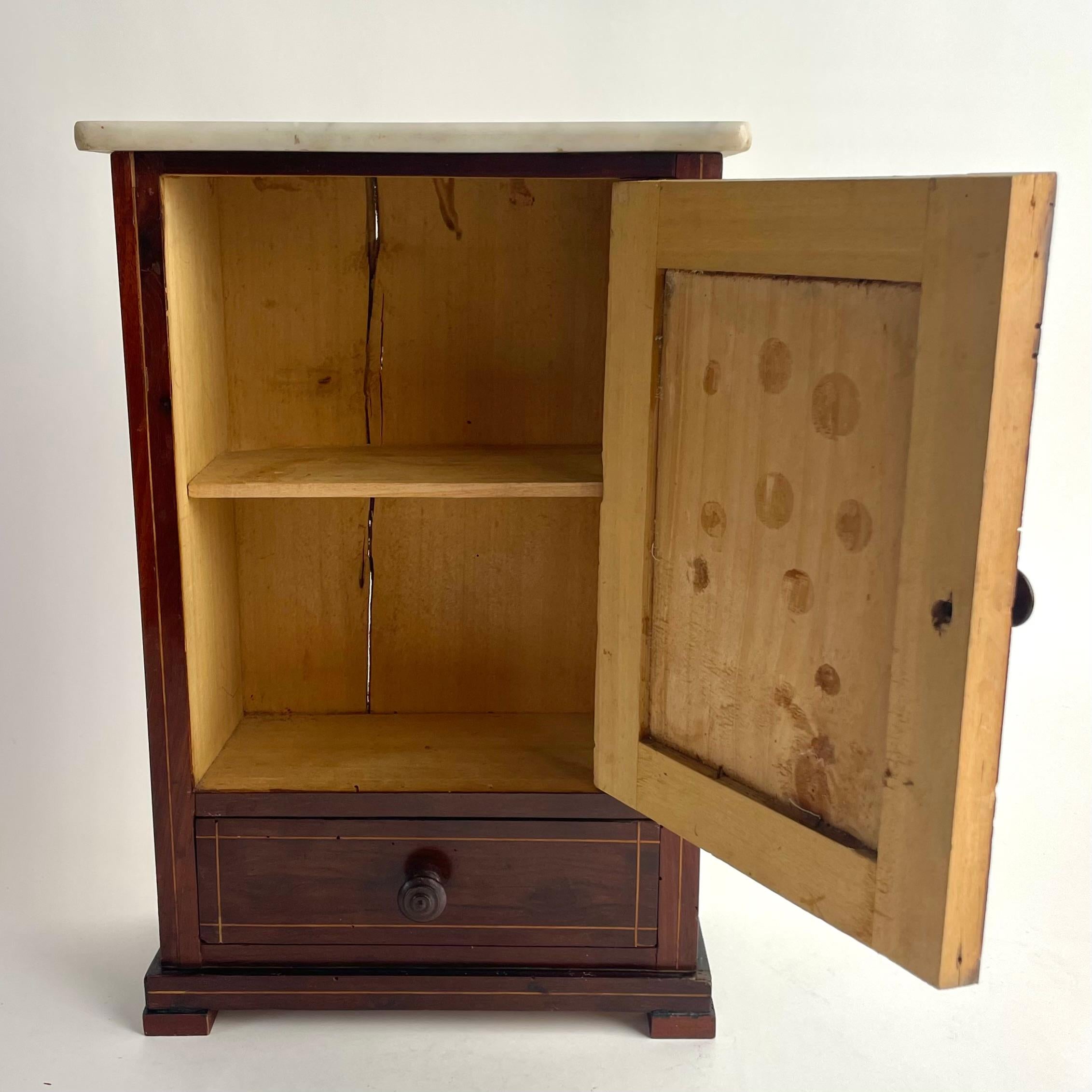 Meuble miniature en noyer avec plateau en marbre de Carrare, France, XIXe siècle en vente 4