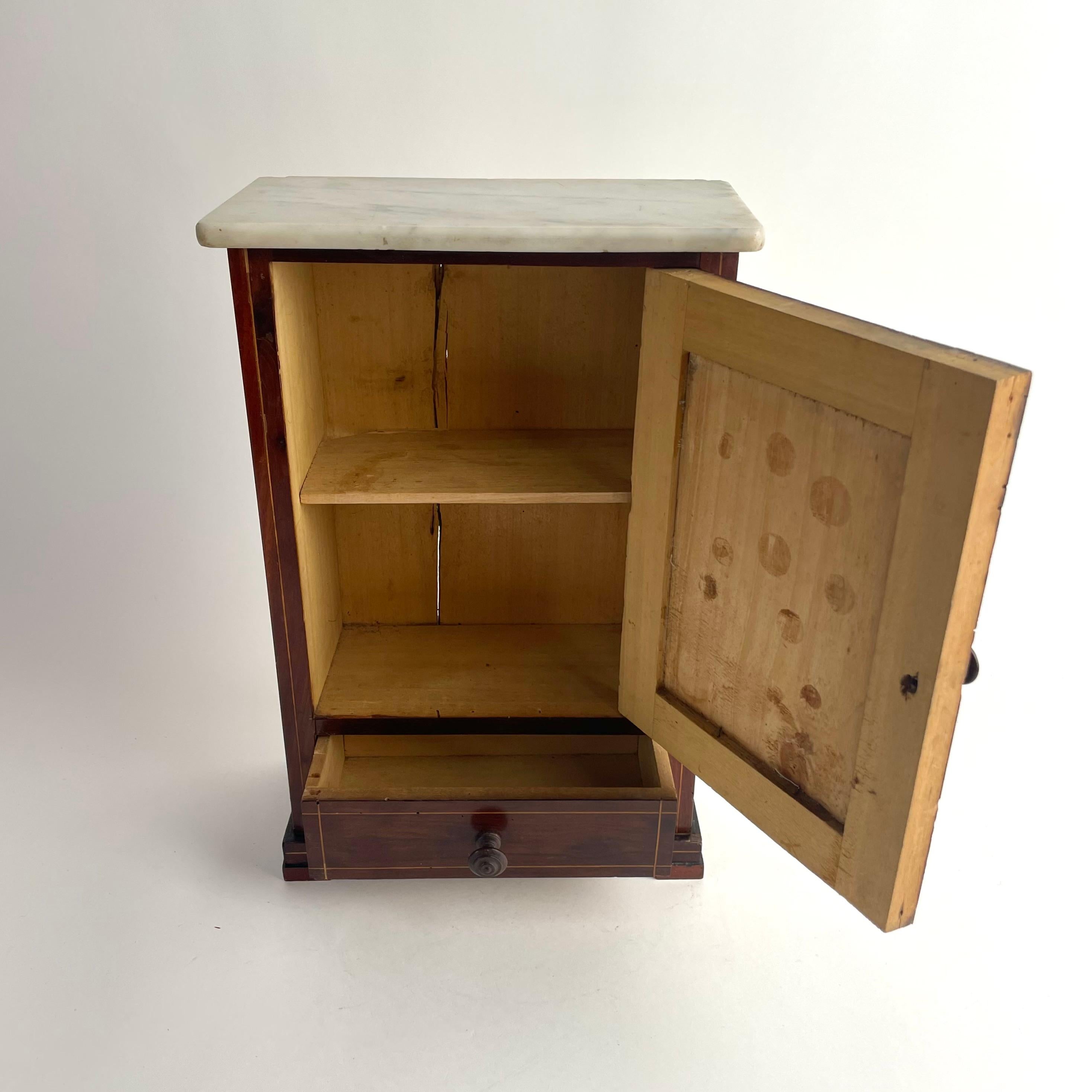 Meuble miniature en noyer avec plateau en marbre de Carrare, France, XIXe siècle en vente 5