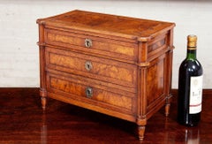 Commode miniature en noyer