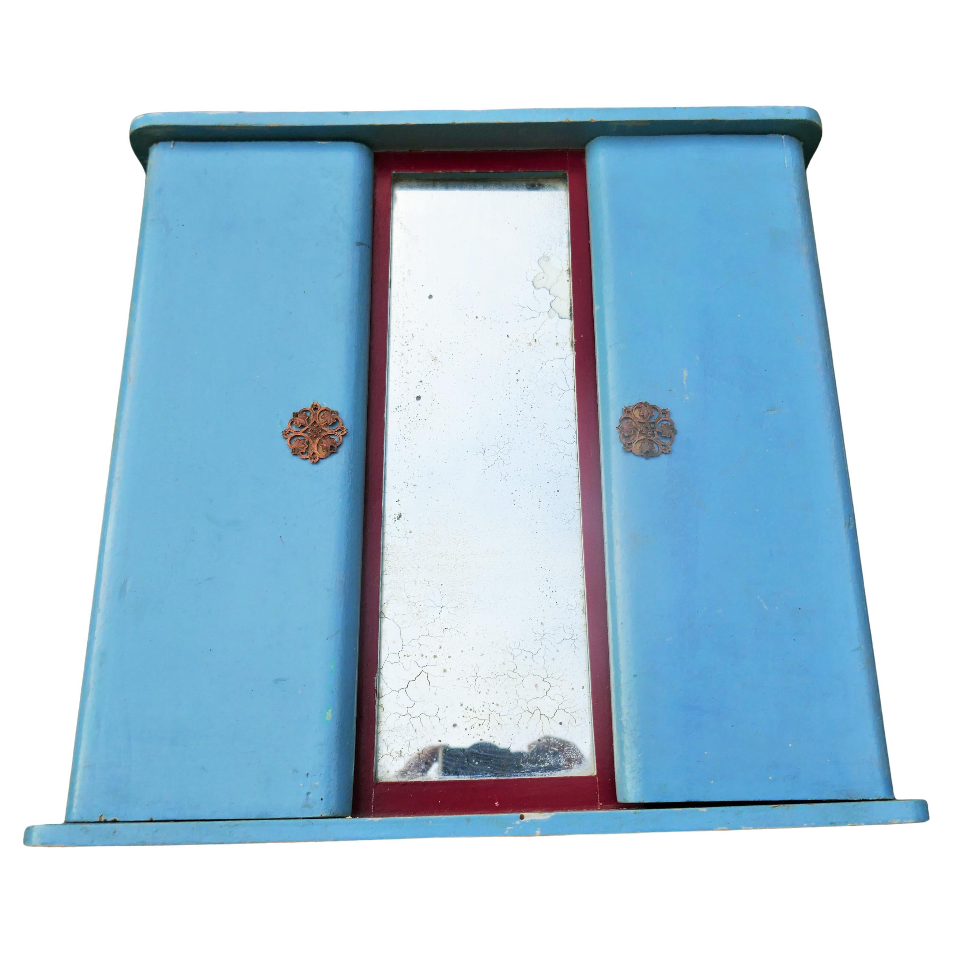 Miniature wardrobe.
Oxidized mirror
Good condition.
Thank you