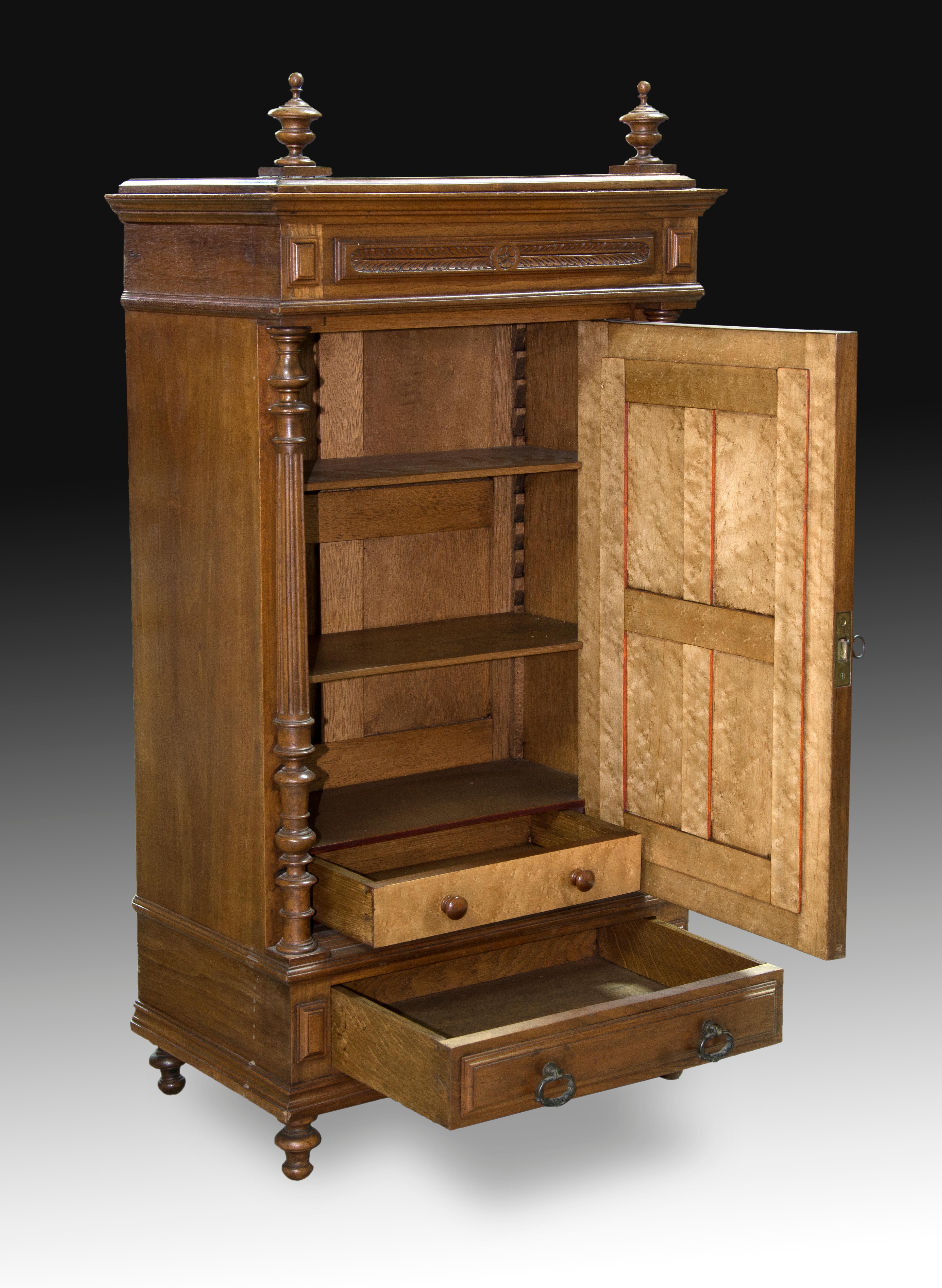 Miniatur-Garderobe, Nussbaumholz, Spiegel, 19. Jahrhundert (Neoklassisch) im Angebot