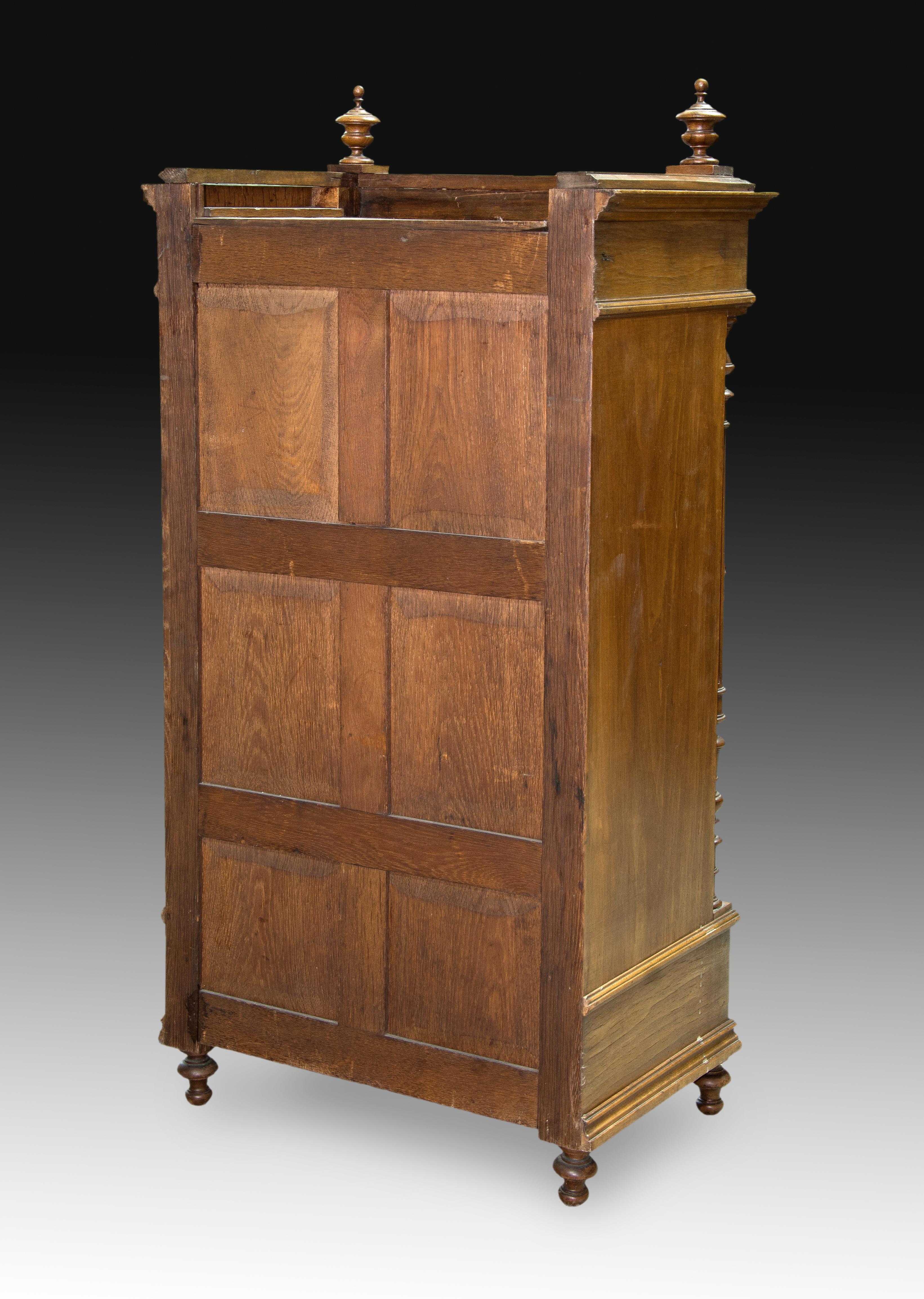 Miniatur-Garderobe, Nussbaumholz, Spiegel, 19. Jahrhundert (Europäisch) im Angebot