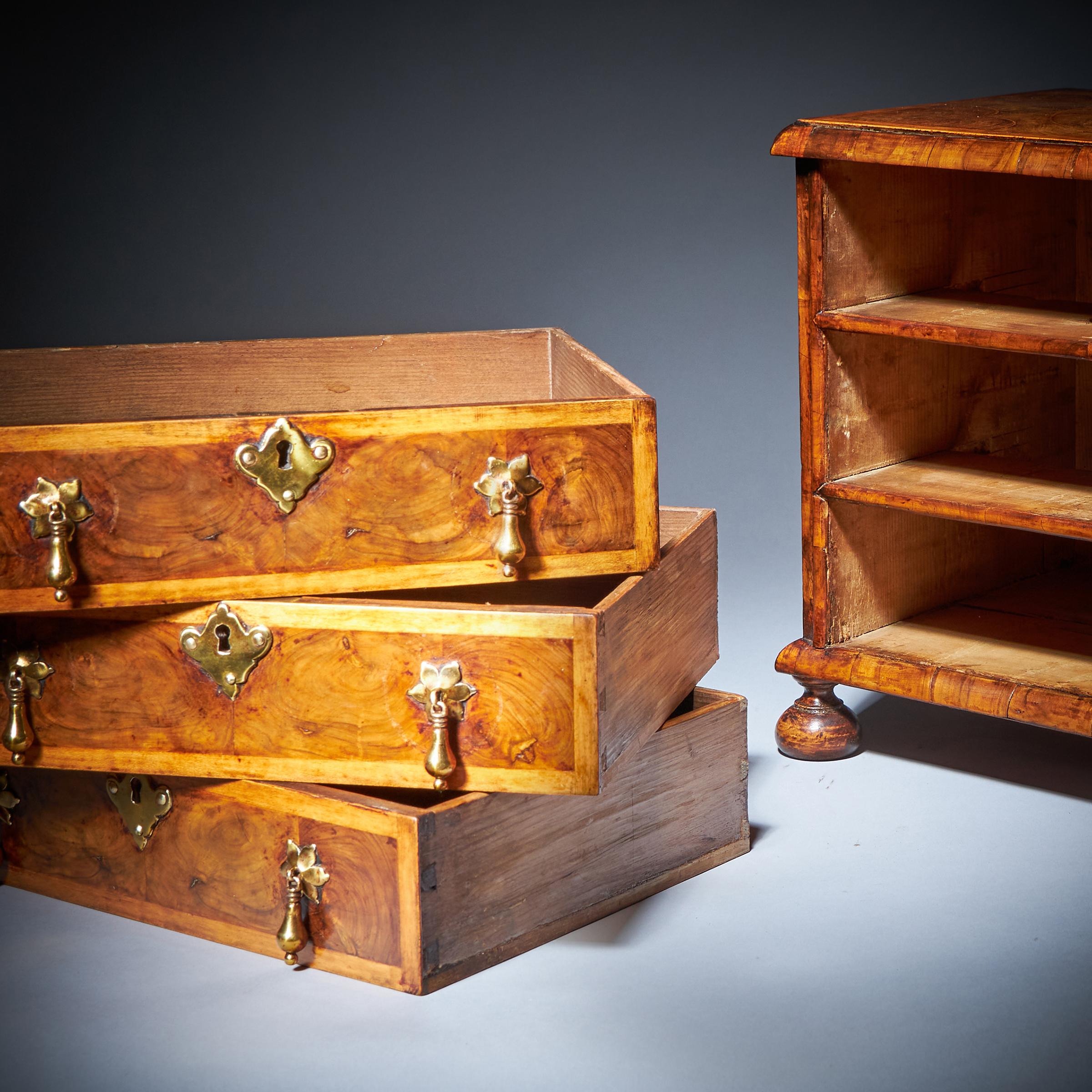 Miniature William and Mary 17th Century Diminutive Olive Oyster Chest, C.1690 For Sale 3