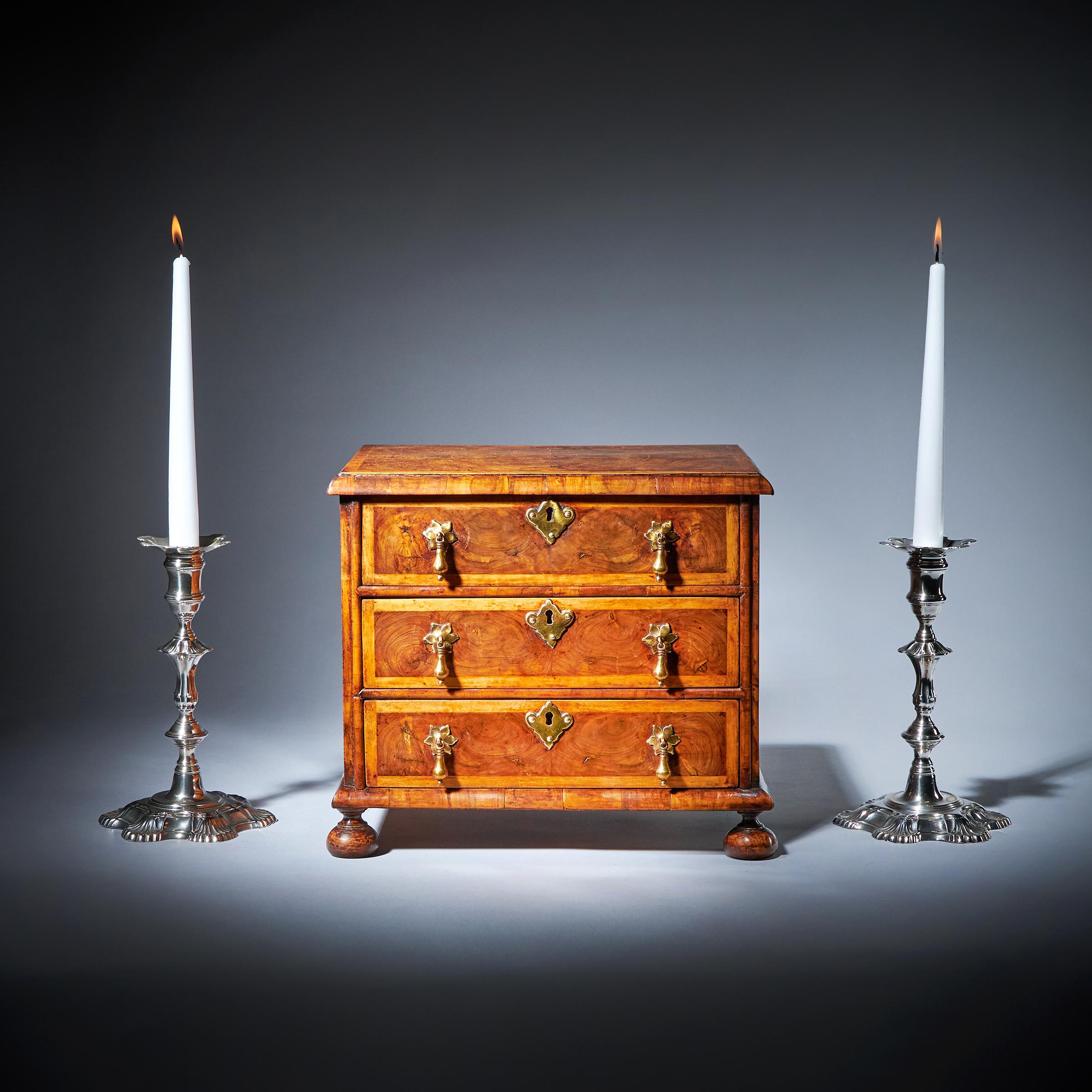 Miniature William and Mary 17th Century Diminutive Olive Oyster Chest, C.1690 For Sale 4