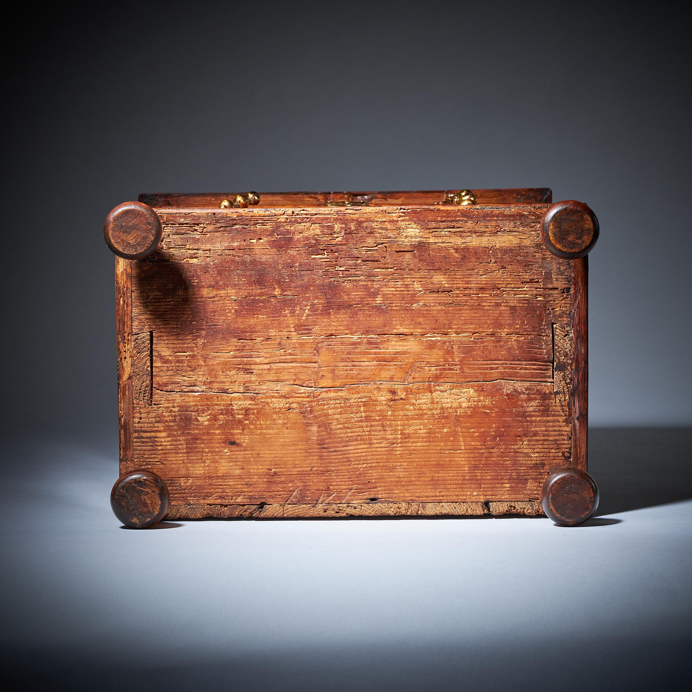 Miniature William and Mary 17th Century Diminutive Olive Oyster Chest, C.1690 In Good Condition For Sale In Oxfordshire, United Kingdom