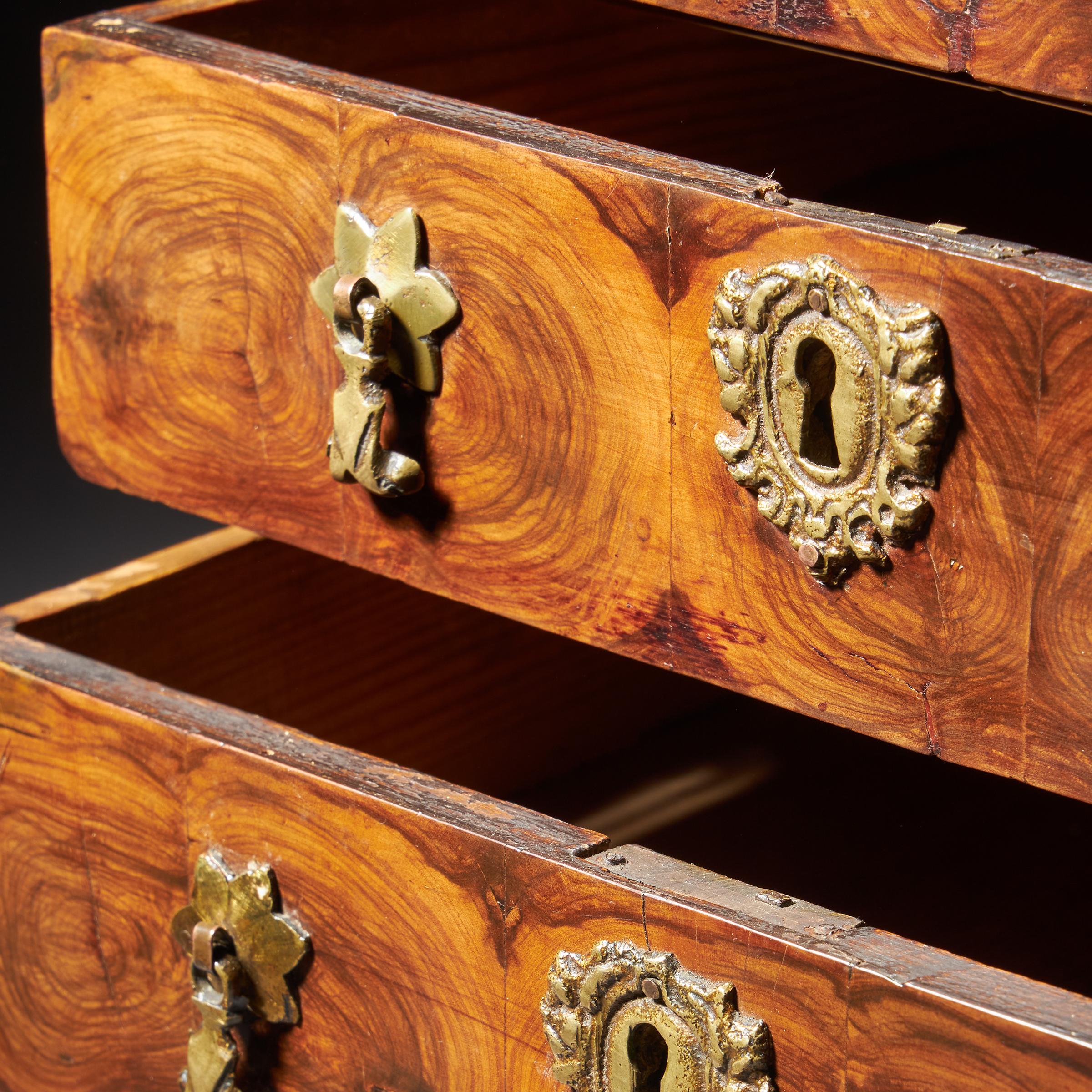 Miniature William and Mary Diminutive Olive Oyster Chest, C.1688-1702 4