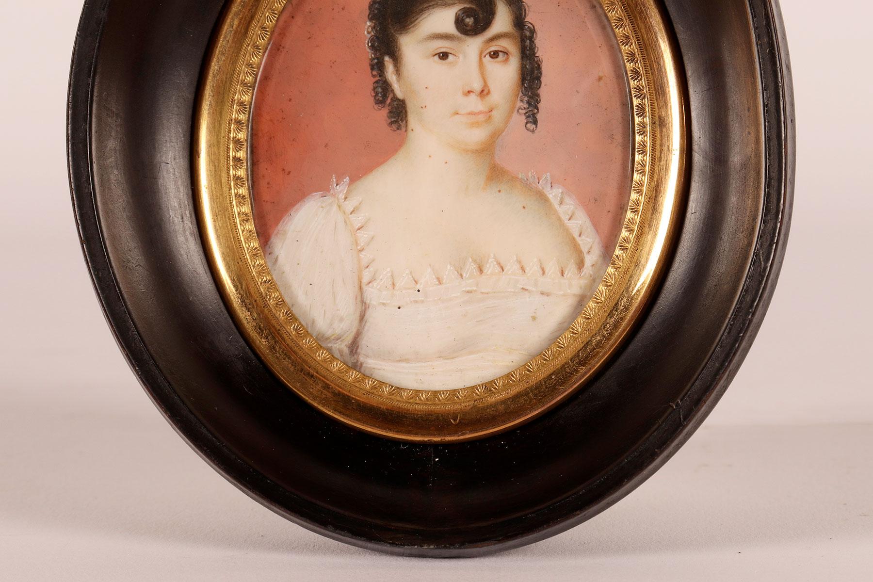 XIXe siècle Miniature avec sujet féminin, aquarelle sur ivoire, France 1800. en vente
