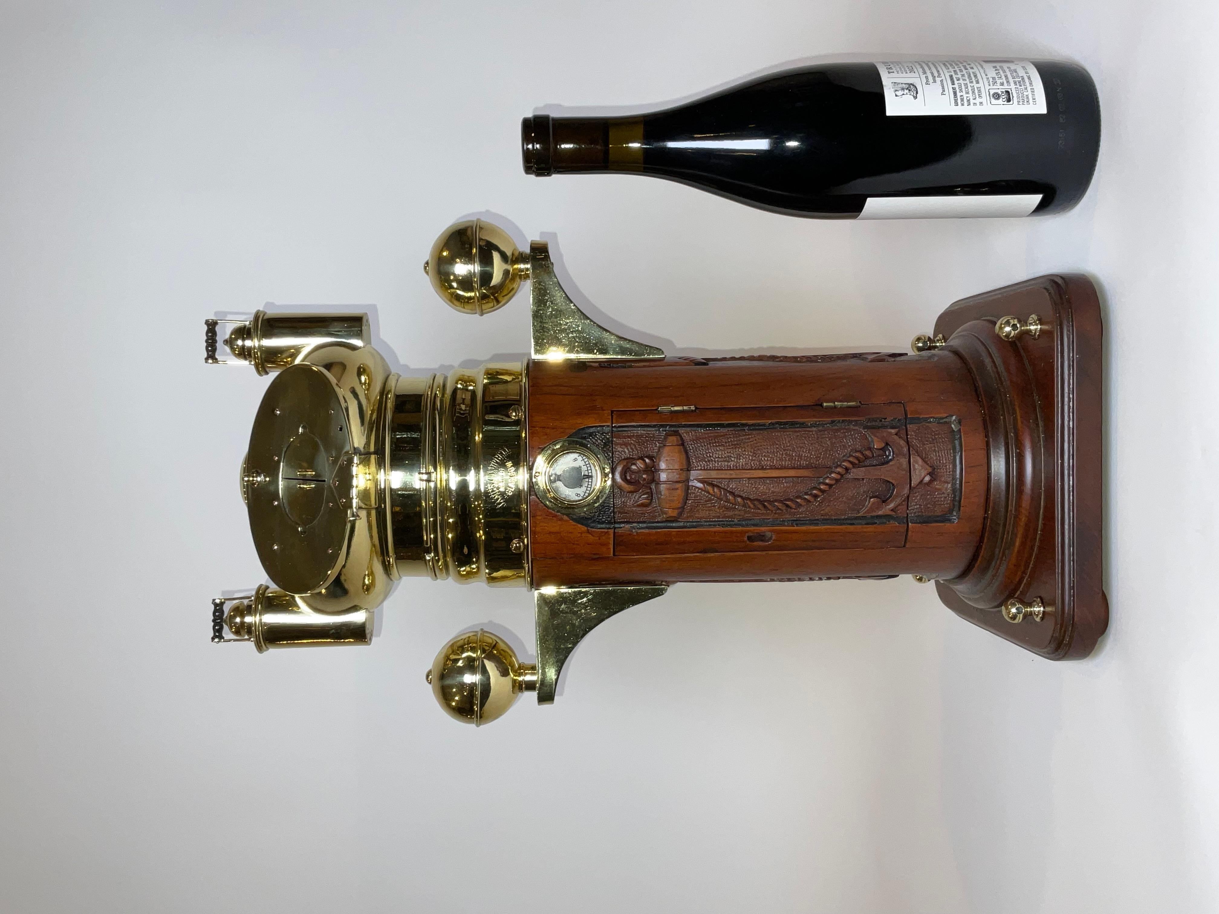 Binnacle de yacht de taille réduite avec tête en forme de champignon, base en bois finement travaillée avec sculpture incisée d'une ancre encrassée. Egalement équipé d'un clinomètre, d'un tube à cartes, de supports de billes de compensation en