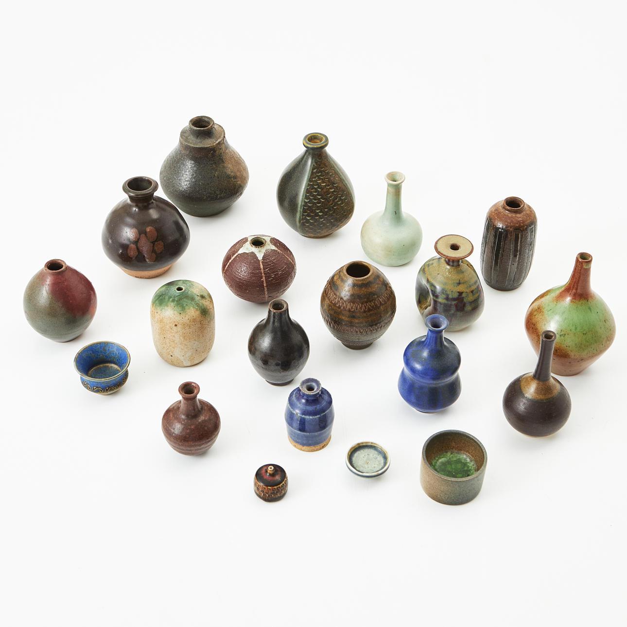 Collection'S: 19 vasi e ciotole in ceramica smaltata di Various Makers, tra cui Wilhelm Kåge - Svezia e Inghilterra.
La normale usura e i microdanni possono verificarsi.