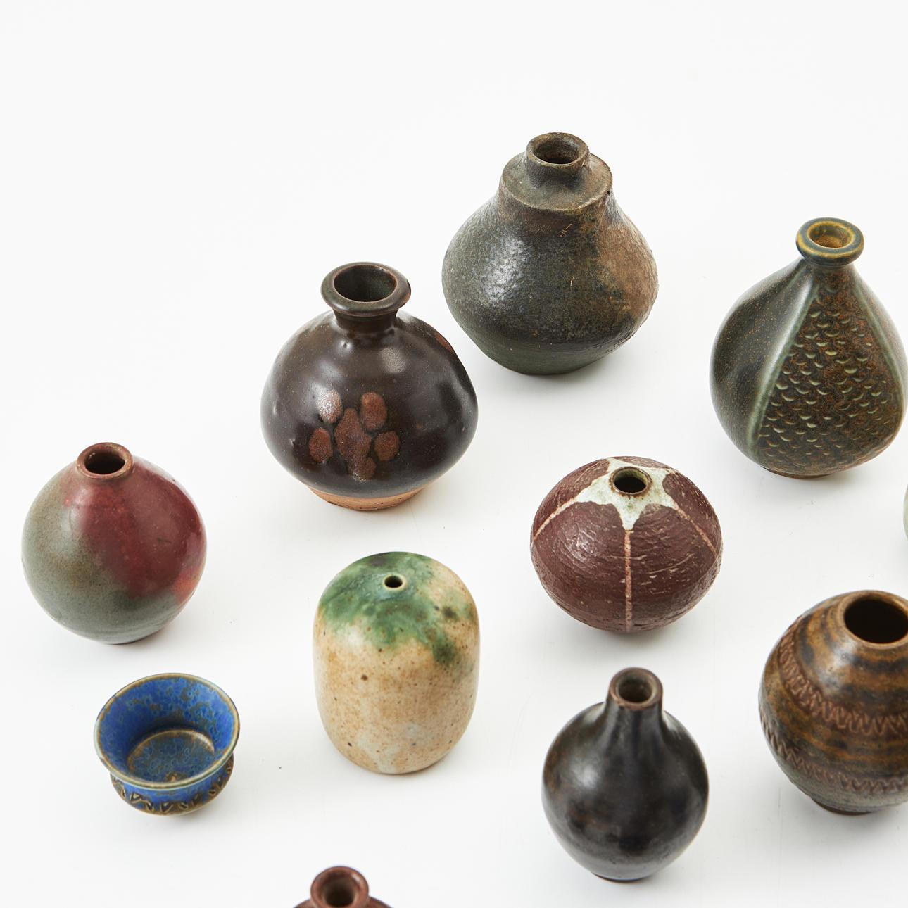 Mid-Century moderno Collezione MINIATURES: 19 vasi e ciotole in ceramica smaltata di Various Makers in vendita