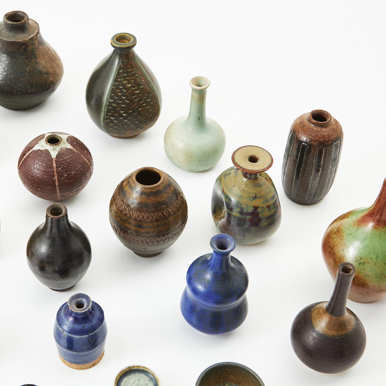 Svedese Collezione MINIATURES: 19 vasi e ciotole in ceramica smaltata di Various Makers in vendita
