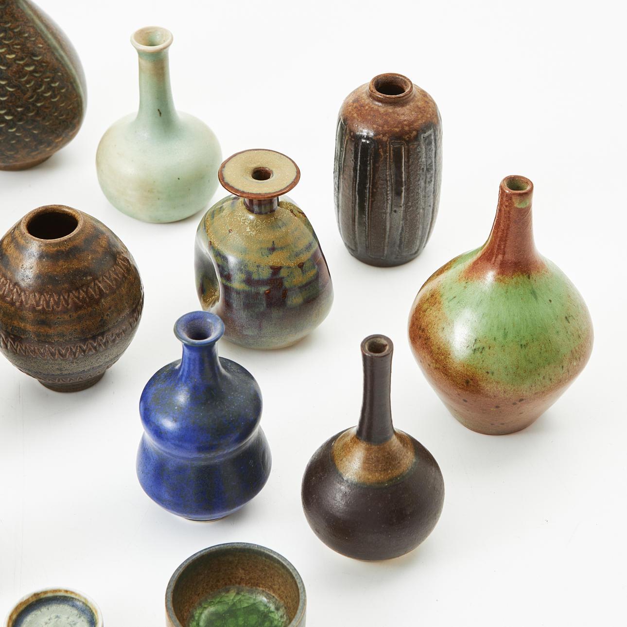 Smaltato Collezione MINIATURES: 19 vasi e ciotole in ceramica smaltata di Various Makers in vendita