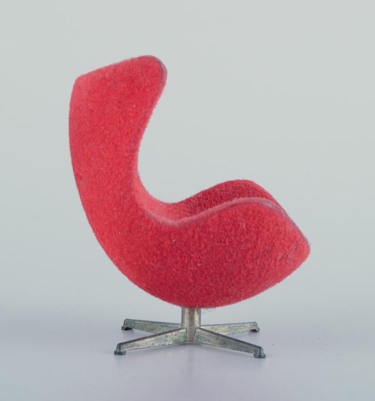 Miniaturen der Stühle „Swan“ und „Egg“, entworfen von Arne Jacobsen. (Skandinavische Moderne) im Angebot