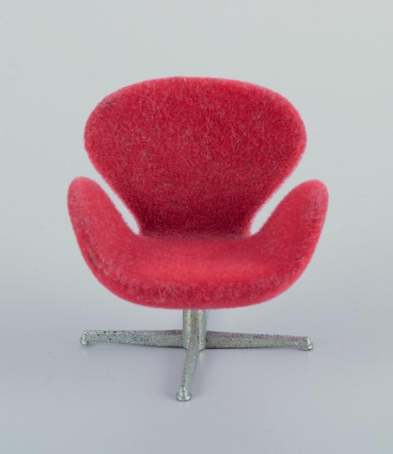 Miniaturen der Stühle „Swan“ und „Egg“, entworfen von Arne Jacobsen. (Dänisch) im Angebot