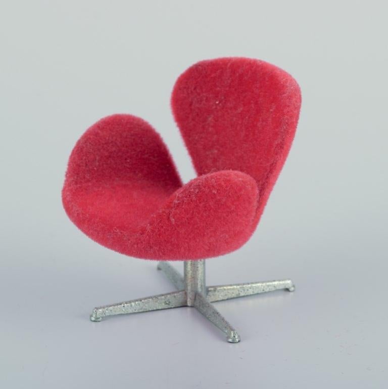 Miniaturen der Stühle „Swan“ und „Egg“, entworfen von Arne Jacobsen. im Zustand „Gut“ im Angebot in Copenhagen, DK