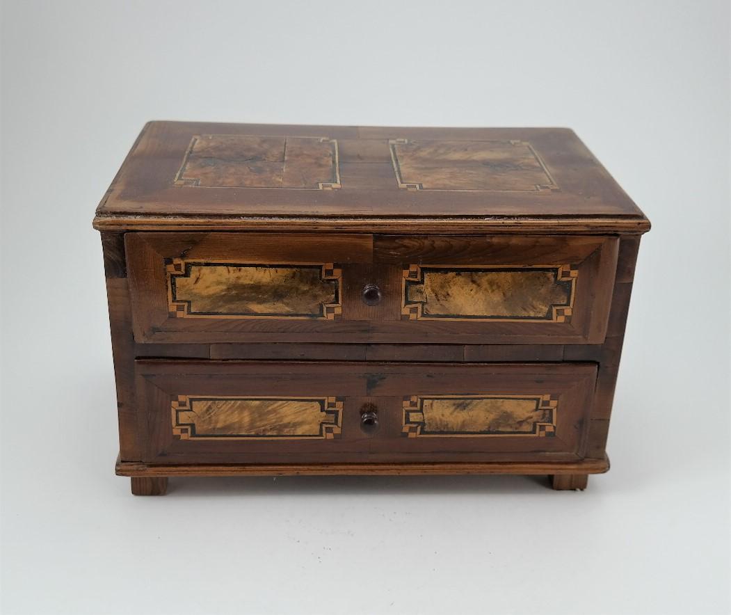 Miniaturized Commode Jewellery Box with Rosewood Inlays, early 19th century.