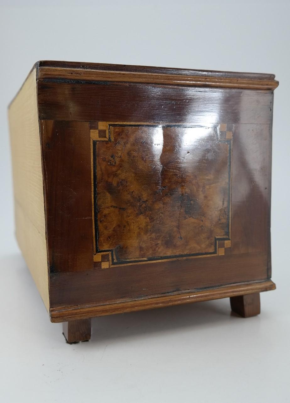 Miniaturized Commode Jewellery Box with Rosewood Inlays, Early 19th Century In Good Condition In Budapest, HU