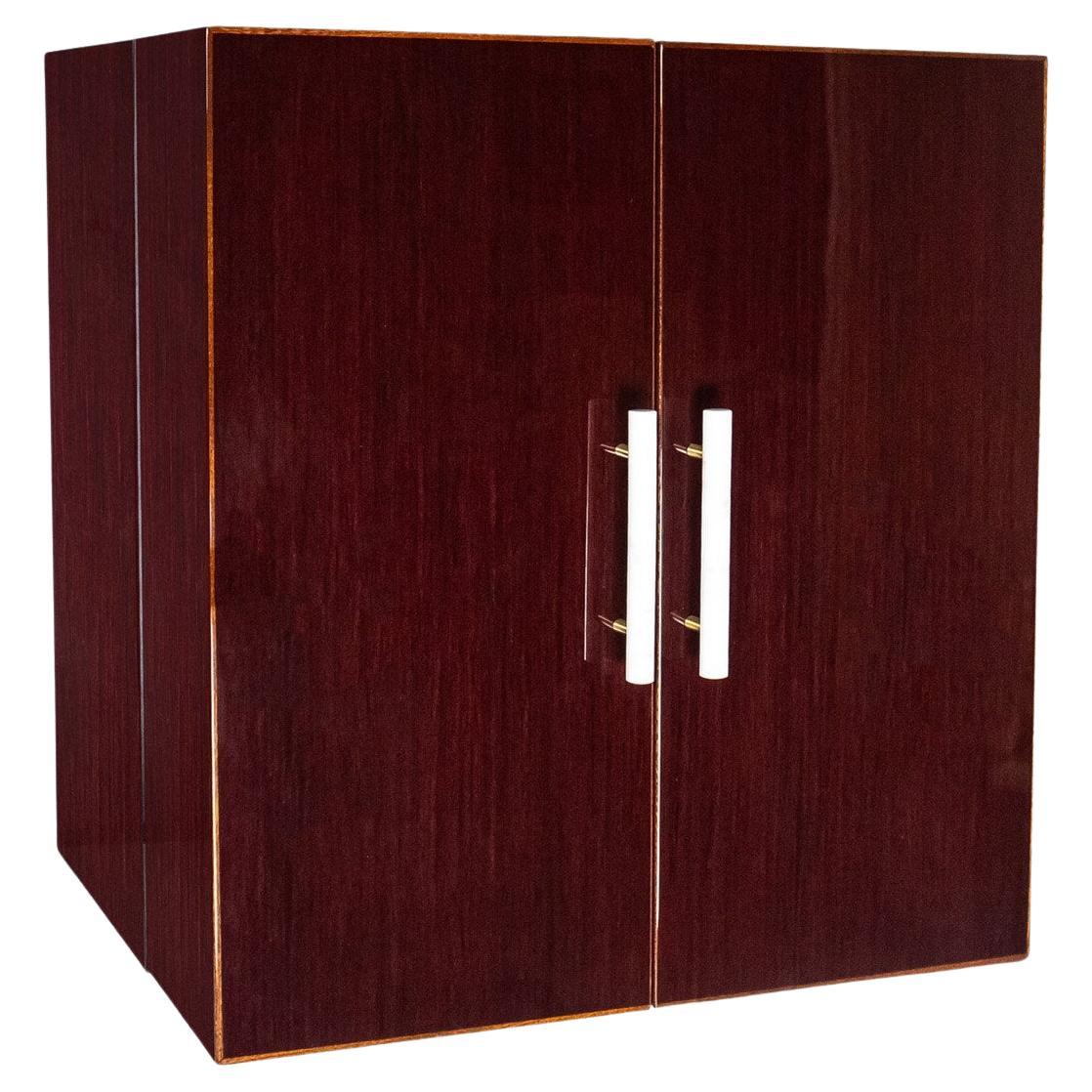 Coffret minibar en Oak Oak rouge brillant et détails en marbre en vente