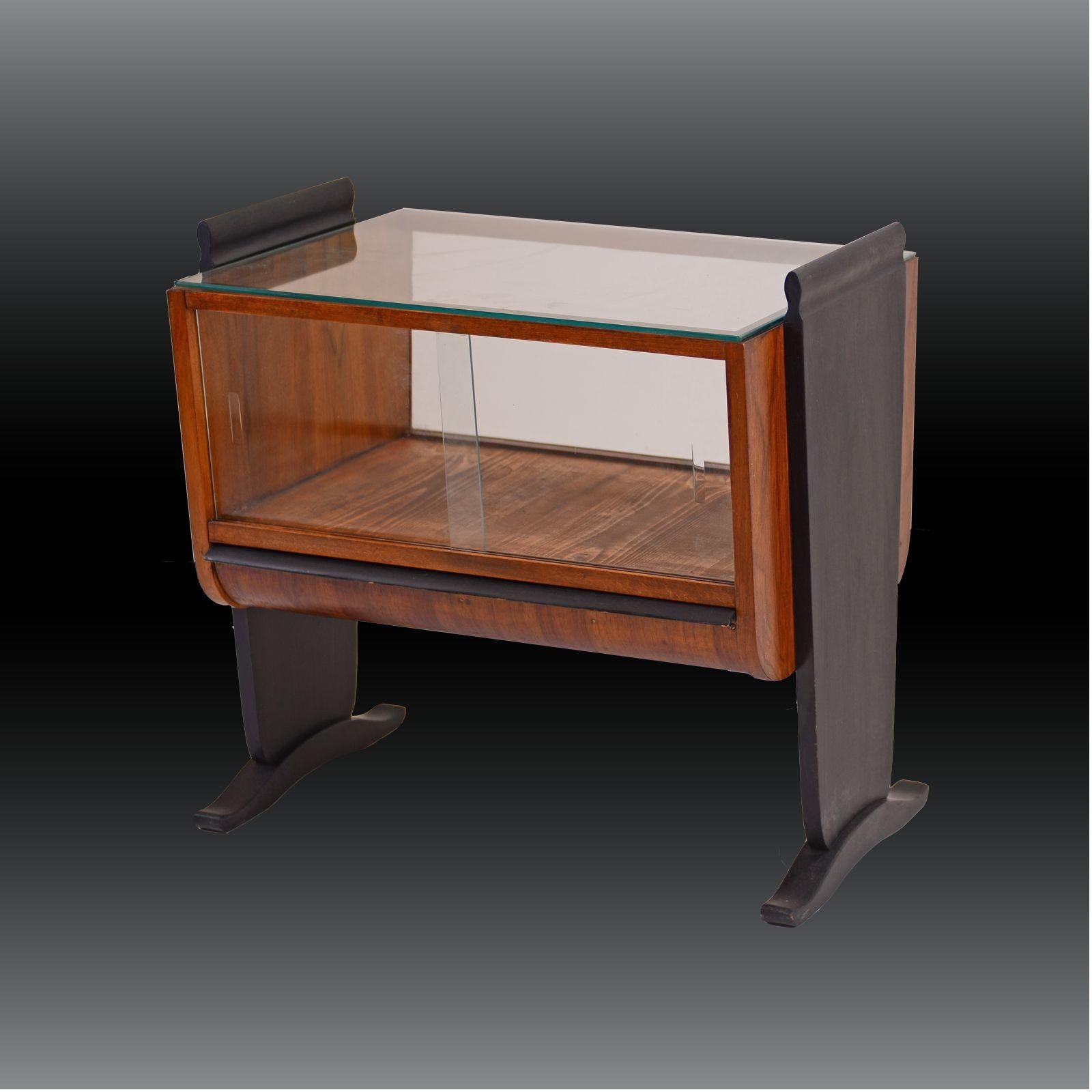 Mueble para bebidas acristalado de lujo, madera de haya, chapa de nogal y patas laterales lacadas en negro. En excelente estado.

Presumiblemente ejecutado por Spojene UP Zavody, Checoslovaquia.
 