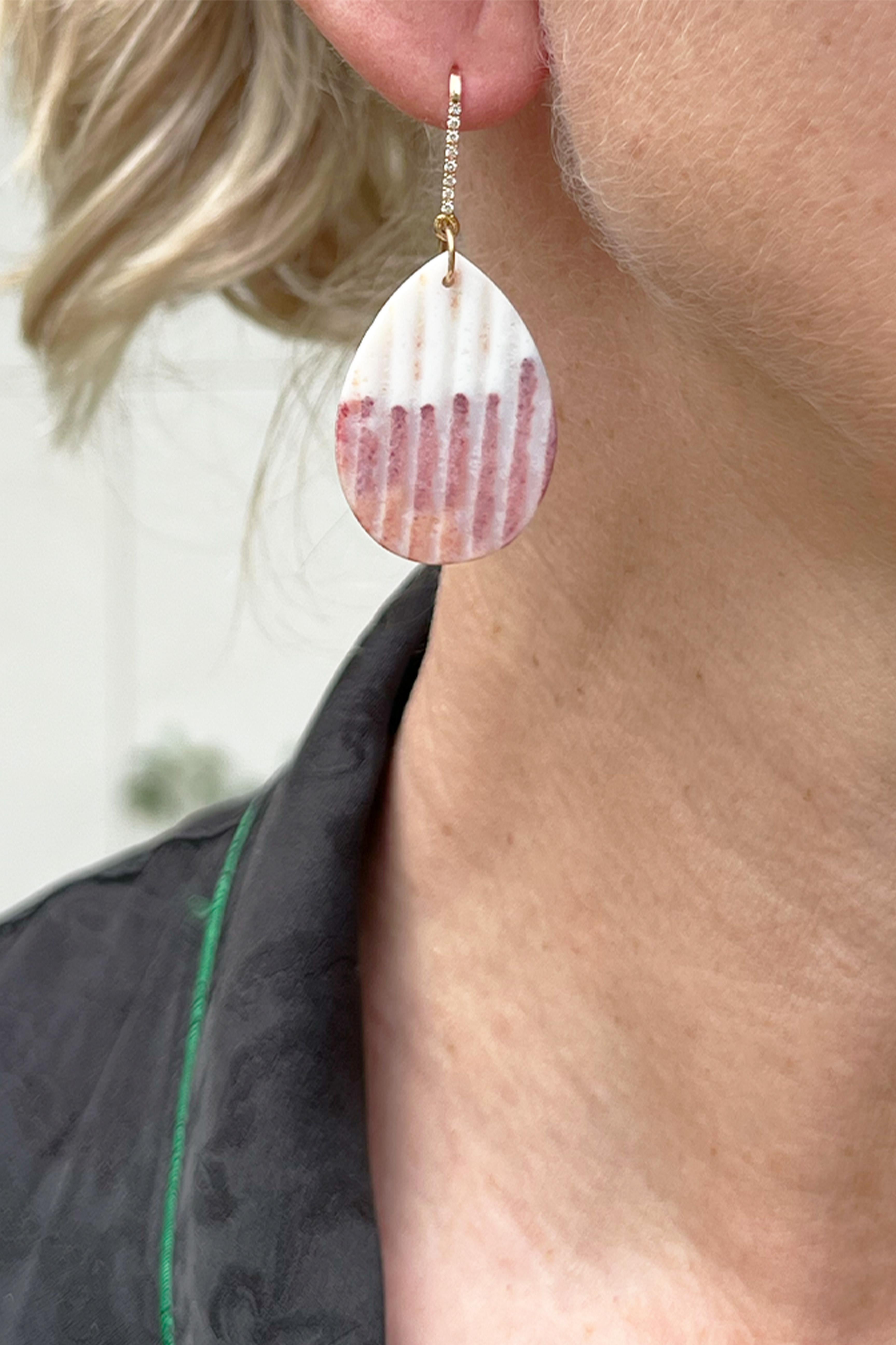 Contemporaneo Orecchini MINIE, dischi a goccia rosa cipria in calcedonio con ganci in oro rosa 18k in vendita