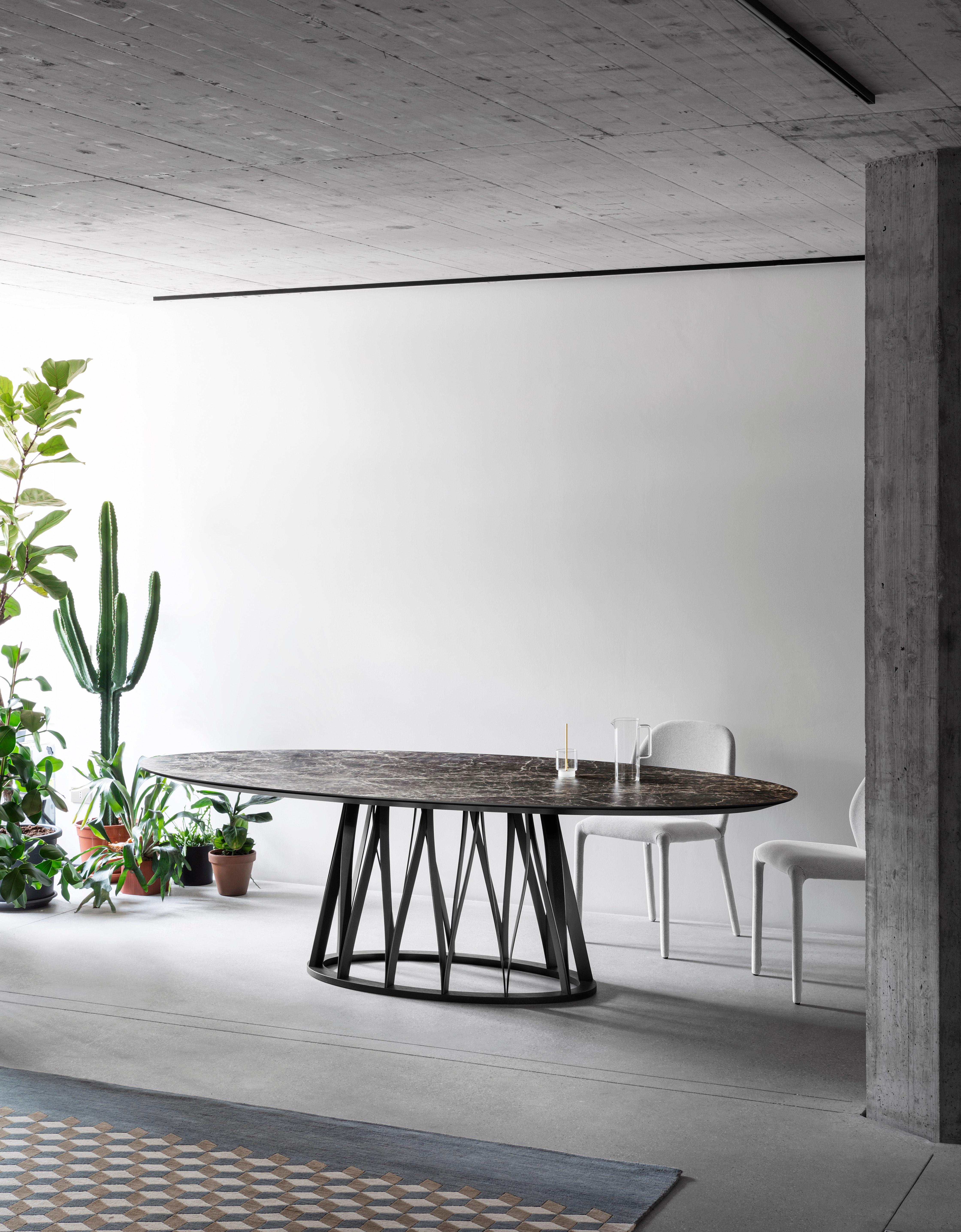 Acco est une table de salle à manger élégante au caractère bien trempé qui résiste à l'étiquetage. Il affiche un langage mature et sophistiqué, qui est développé à travers la conception du cadre de base avec son motif régulier distinct de lignes en