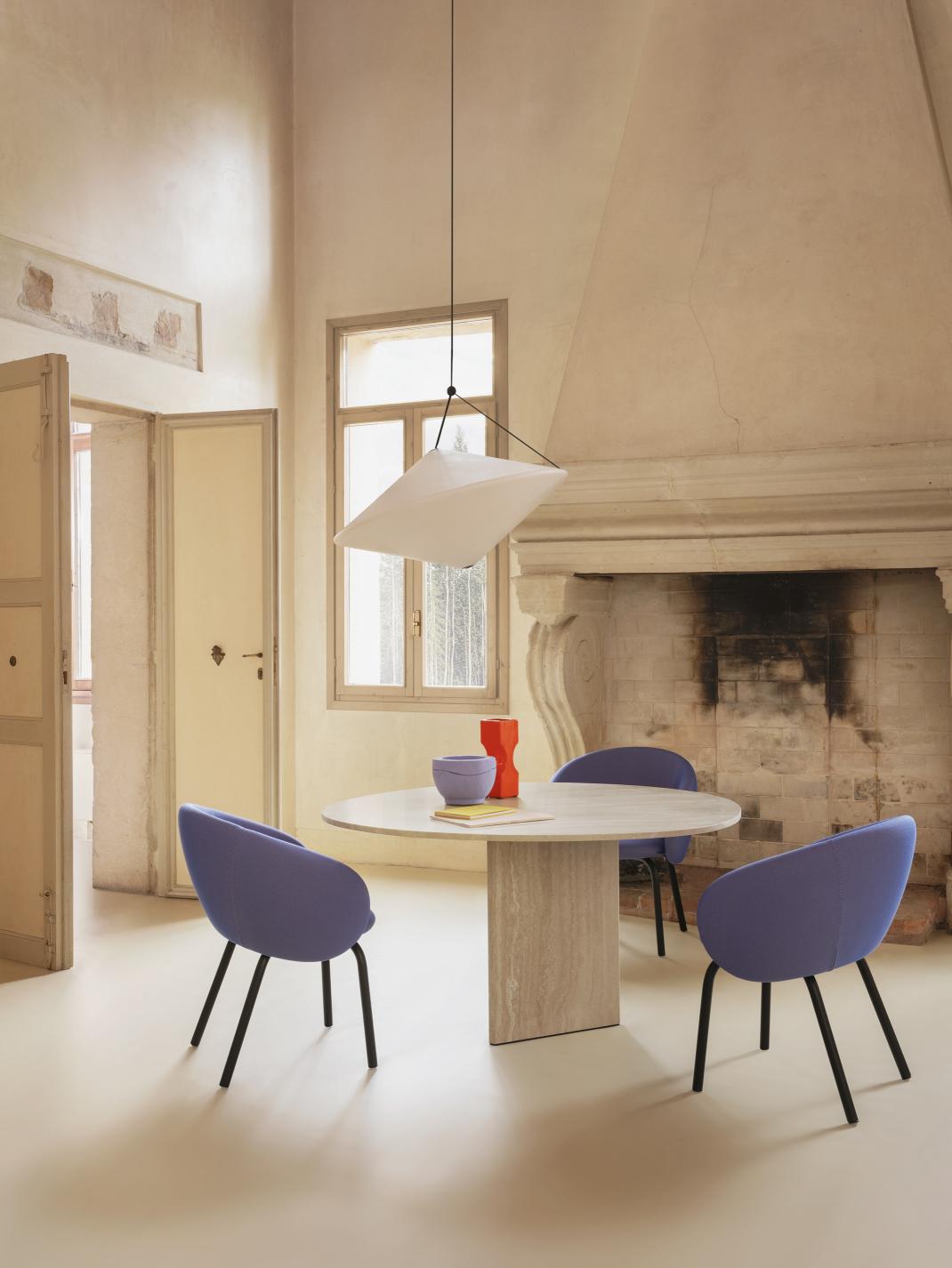 The harmony of the Albio table conceals an imperial charm: this first version is crafted in Travertine marble, a material favoured by the Romans to build their most celebrated monuments. The top is rounded irregularly on every side and it rests on a