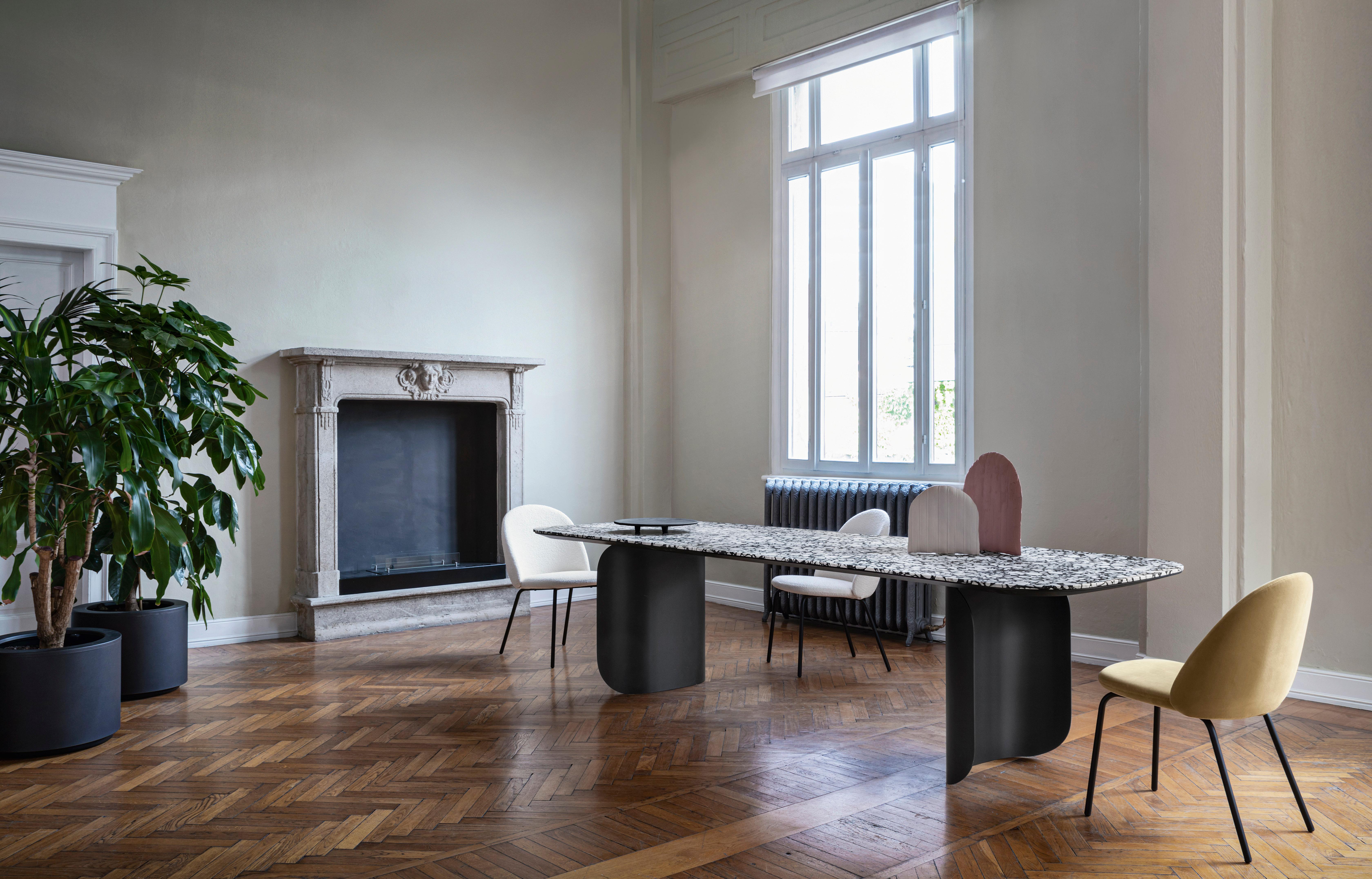 Barry est une table au graphisme affirmé, aux volumes intrigants, mélange de solidité et de légèreté. Les pieds forment un élément proéminent et s'enroulent distinctement sur eux-mêmes, révélant la personnalité dynamique de la table. Barry rassure à
