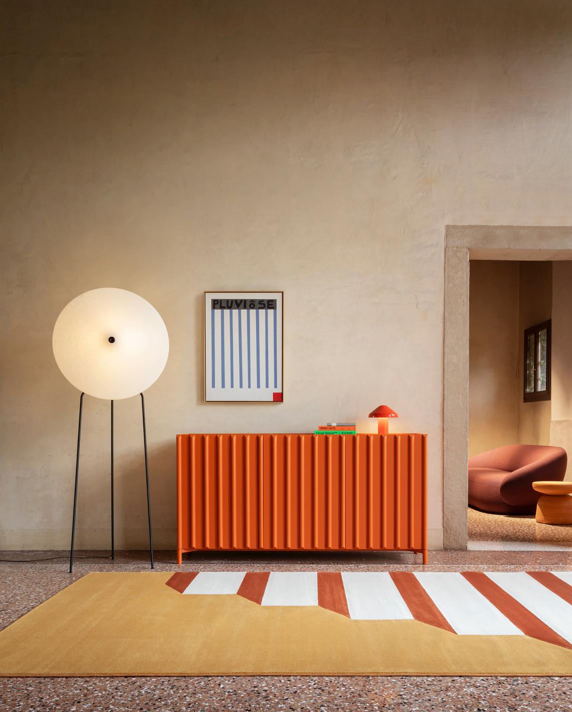 Container Sideboard è un mobile originale prodotto da Miniforms, nato dall'attenzione e dalla curiosità del team di designer di E-GGS, che tende a catturare ciò che è insolito nella vita di tutti i giorni, alla ricerca di nuovi linguaggi espressivi