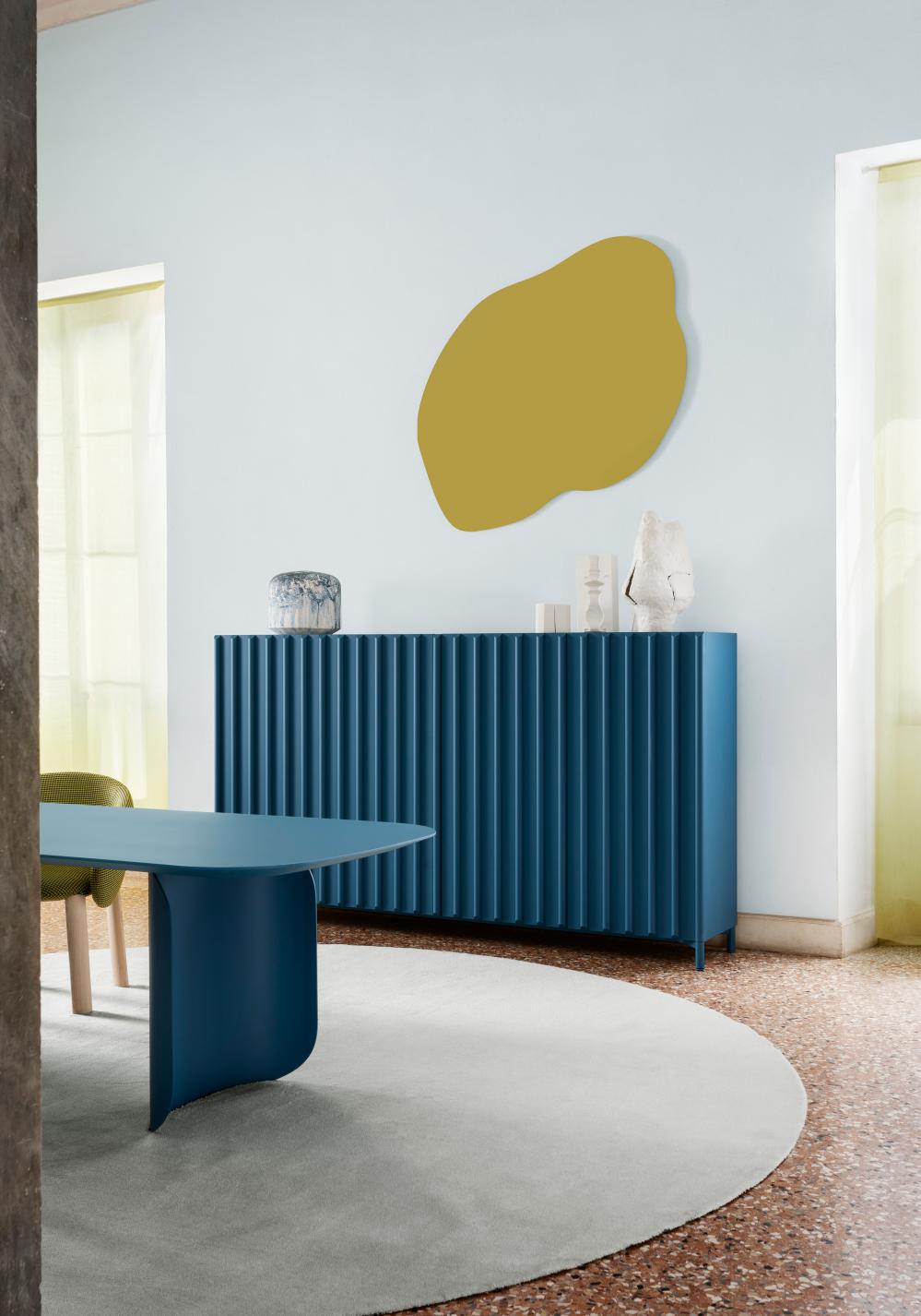 Container Sideboard è un mobile originale prodotto da Miniforms, nato dall'attenzione e dalla curiosità del team di designer di E-GGS, che tende a catturare ciò che è insolito nella vita di tutti i giorni, alla ricerca di nuovi linguaggi espressivi