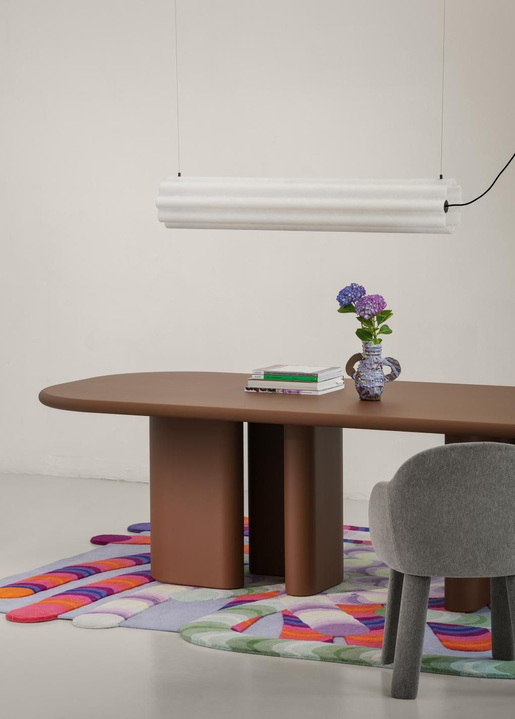 La lampada a sospensione Lucerama di Miniforms, realizzata dal rinomato designer Paolo Cappello, è un'elegante soluzione di illuminazione che mette in mostra la moderna raffinatezza grazie al design unico del tubo e all'uso innovativo dei