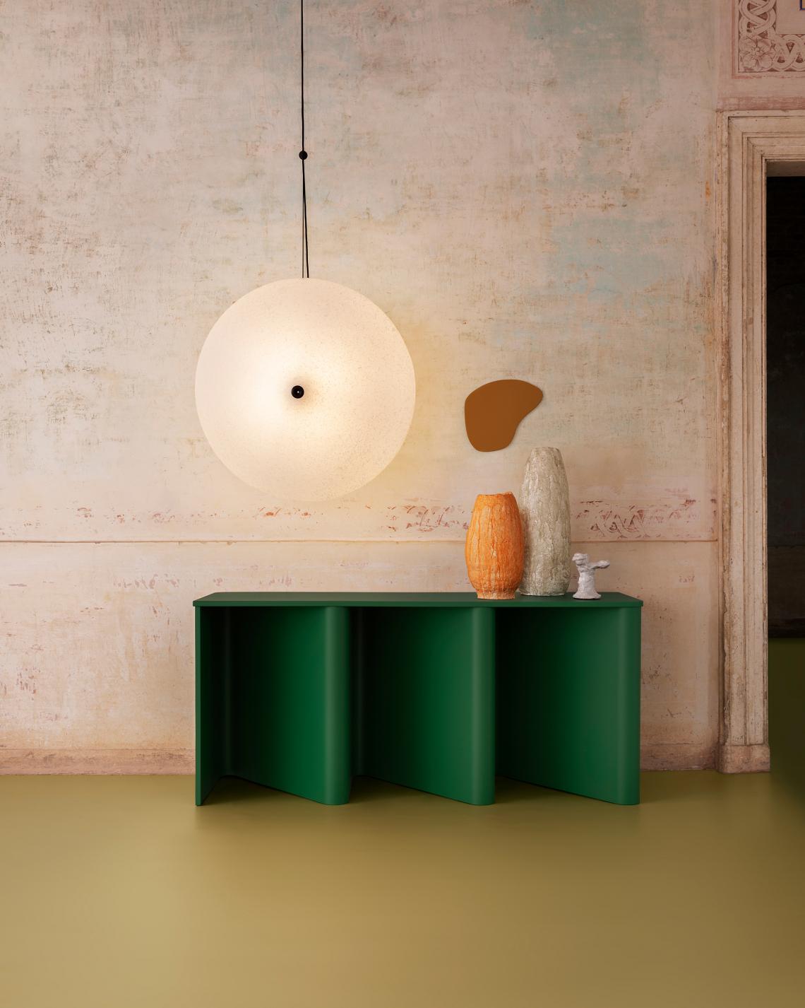 The Nami desk by Miniforms, the result of a collaboration with the talented design team at E-ggs, embodies this idea perfectly. From a barely sketched sketch on a sheet of paper, an iconic product was born that stands out for its elegance and