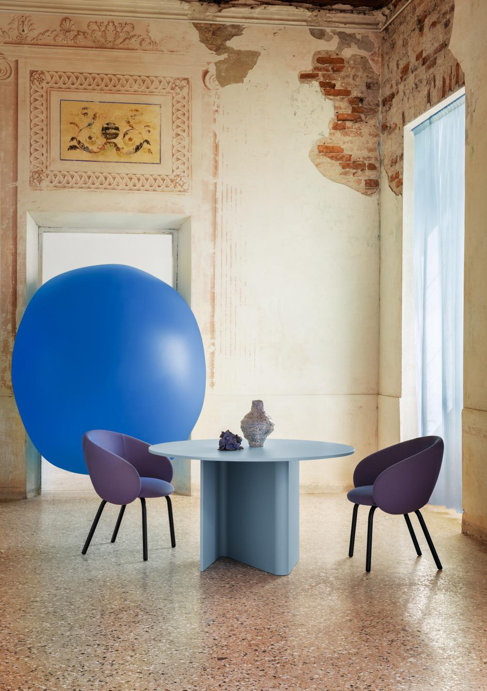 De un boceto en papel a un producto y su nombre: el nombre de Nami se hace eco de la inspiración sinuosa de su base, elaborada en madera curvada. En manos del artesano, el material parece casi elástico, modelado para expresar carácter y musicalidad.