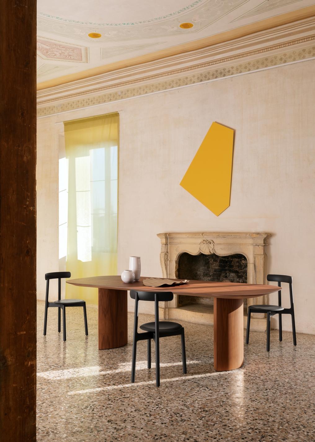Like the Roman playwright after which it is named, Plauto scans the past seeking ideas for the future. It does this by setting a single actor – wood – centre-stage, where it can perform in a whole repertoire of shapes: flat, curved, pointed...
For