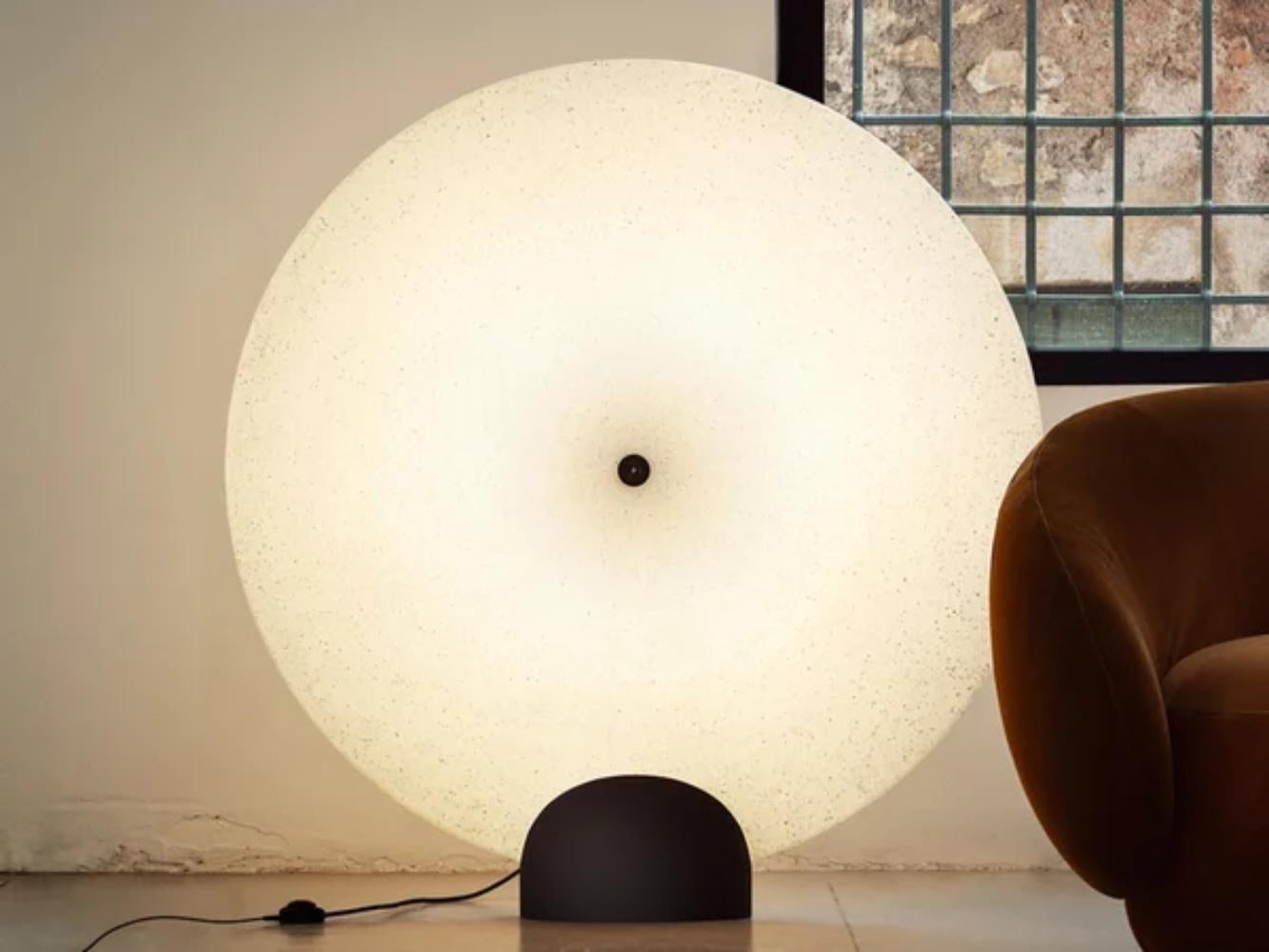 The Rificolona 120 is a floor lamp by Miniforms, conceived by the creative studio E-ggs. This model reinterprets traditional lighting through contemporary materials and a subtly playful aesthetic, finding its place in refined living rooms, lounges,