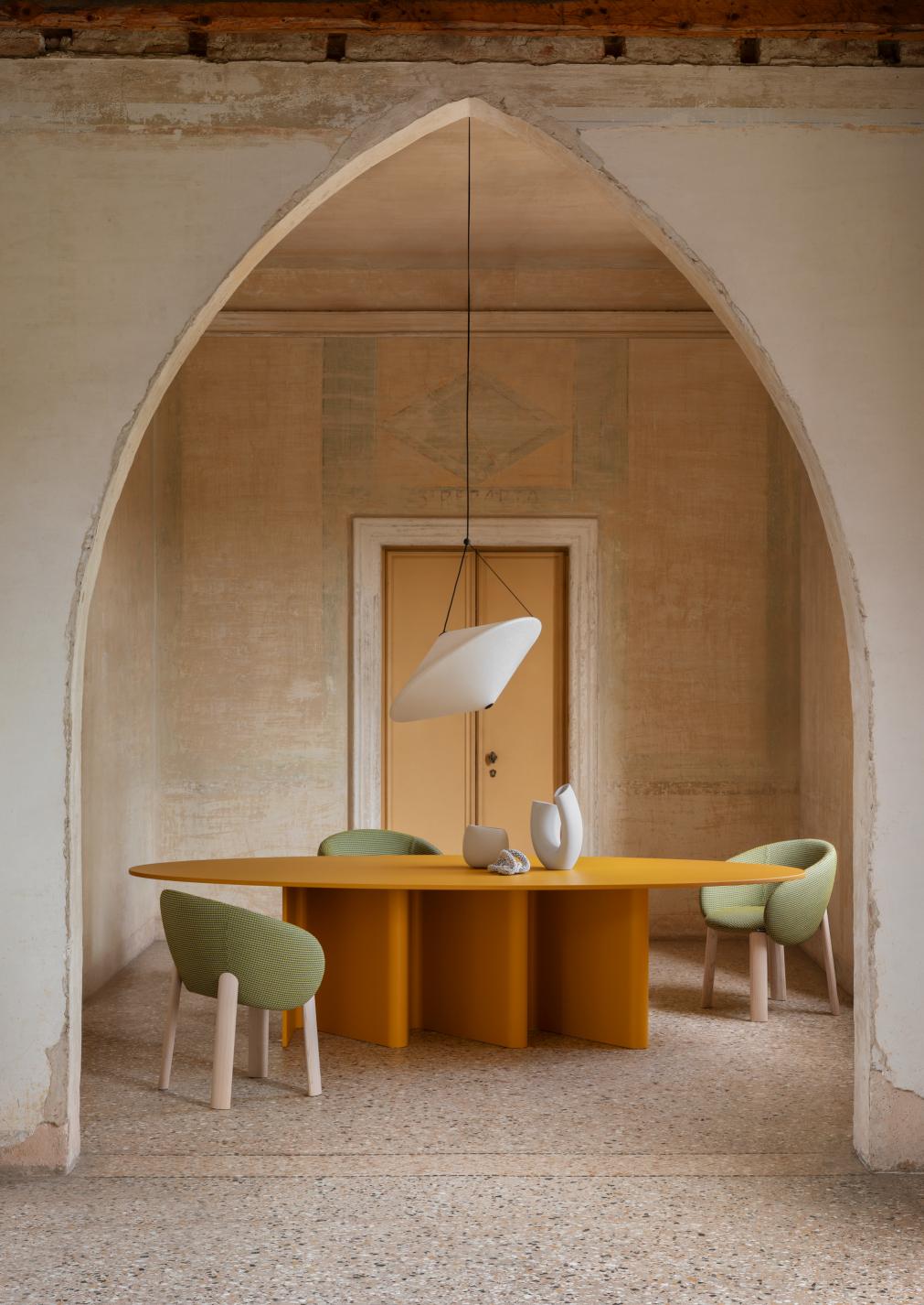 Con la sua presenza discreta ma d'impatto, Rificolona sfrutta l'arte di contrapporre un riferimento alla tradizione a un gusto decisamente contemporaneo. Il paralume appeso a un filo e realizzato in polietilene riciclato, inclinabile a seconda delle