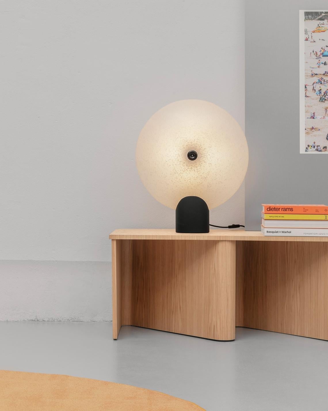 Voici la lampe de table Rificolona 50, une pièce distinctive de Miniforms, fabriquée avec passion par le talentueux groupe de design E-GGS. Cette lampe harmonise la durabilité avec l'esthétique contemporaine, ce qui en fait un ajout saisissant à