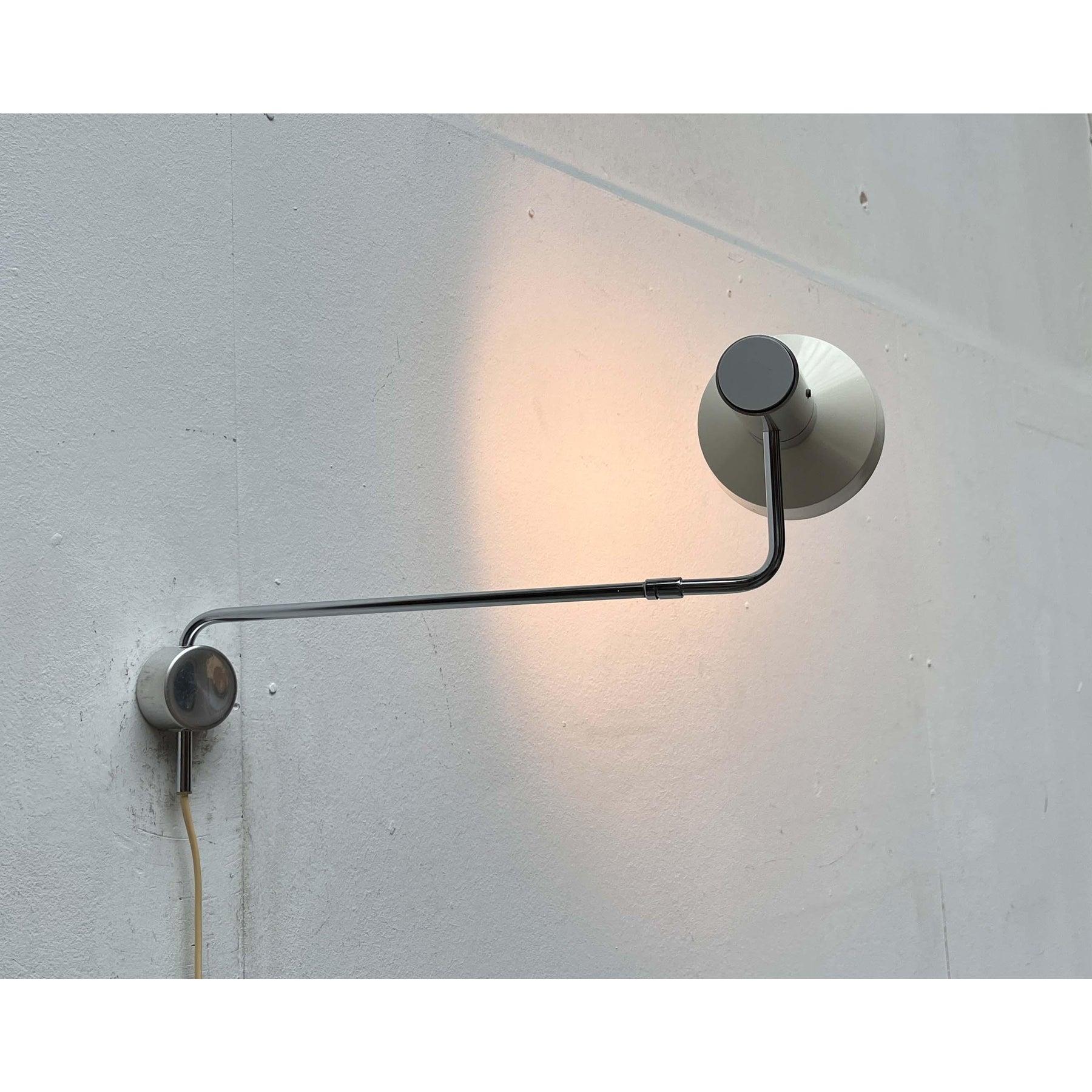 Minimalistische Wandleuchte des Schweizer Herstellers Baltensweiler, die auf einem Entwurf von Rosemarie und Rico Baltensweiler aus den 1960er Jahren basiert.
Ein funktionelles Design mit einer sehr nüchternen Formensprache. Der Lampenkopf besteht
