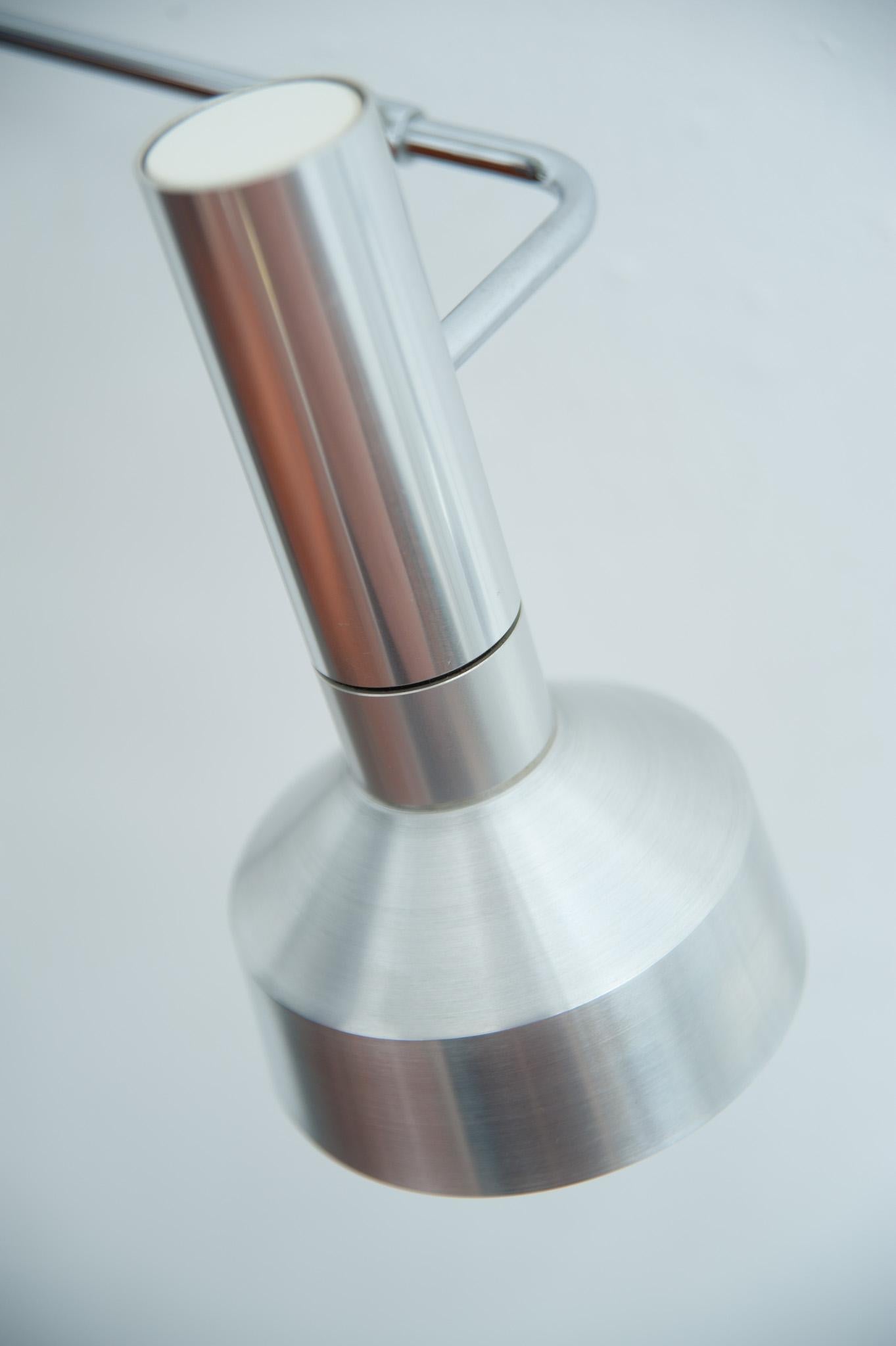 Aplique minimalista de mediados de siglo Minilux (Tipo 35), diseñado en la década de 1960 por Rosemarie & Rico Baltensweiler y fabricado por Baltensweiler AG en Suiza. La lámpara tiene una pantalla cilíndrica de aluminio con interruptor pulsador
