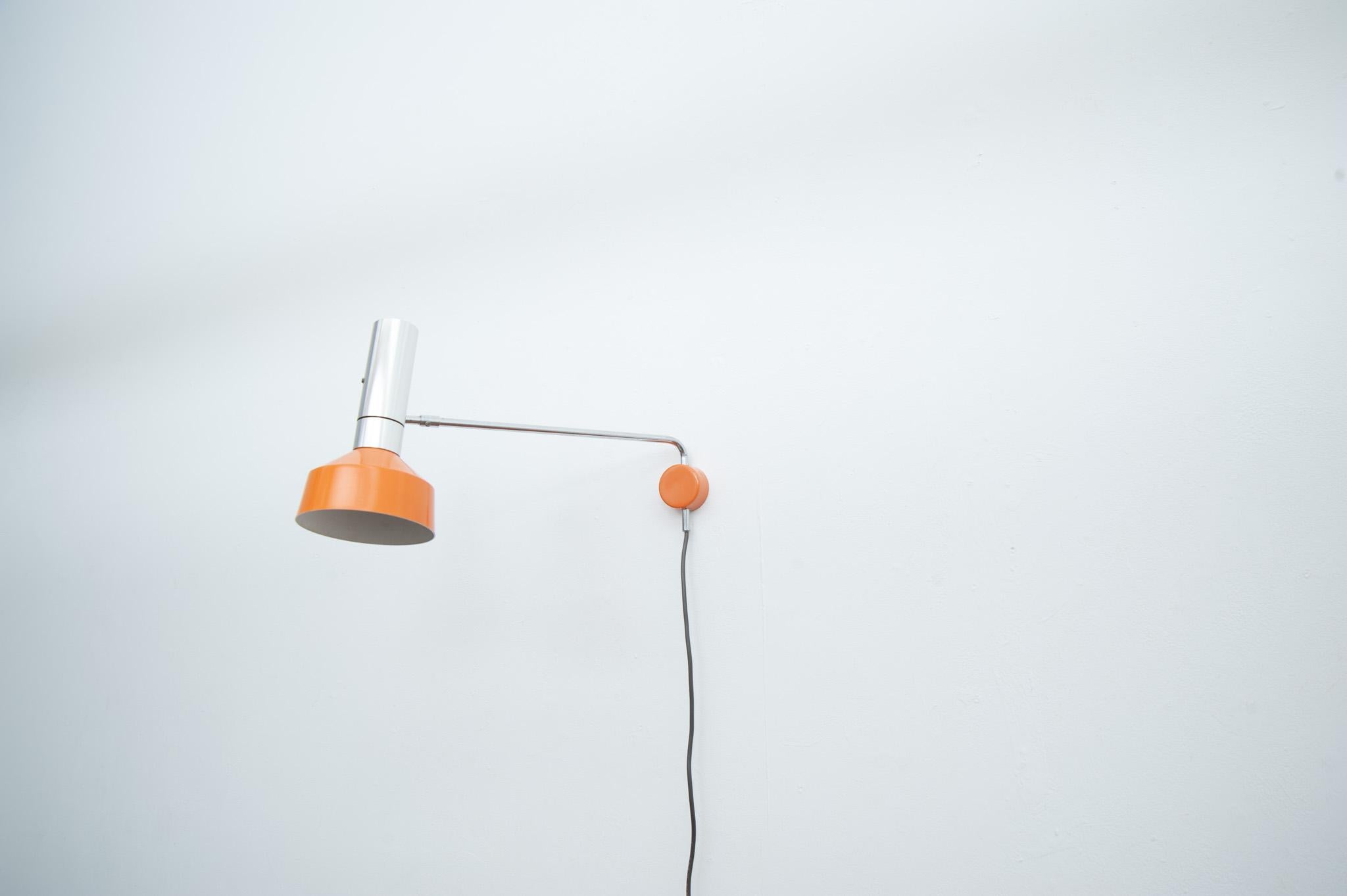 Aplique minimalista de mediados de siglo Minilux (Tipo 35), diseñado en la década de 1960 por Rosemarie & Rico Baltensweiler y fabricado por Baltensweiler AG en Suiza. La lámpara tiene una pantalla cilíndrica de aluminio con interruptor pulsador