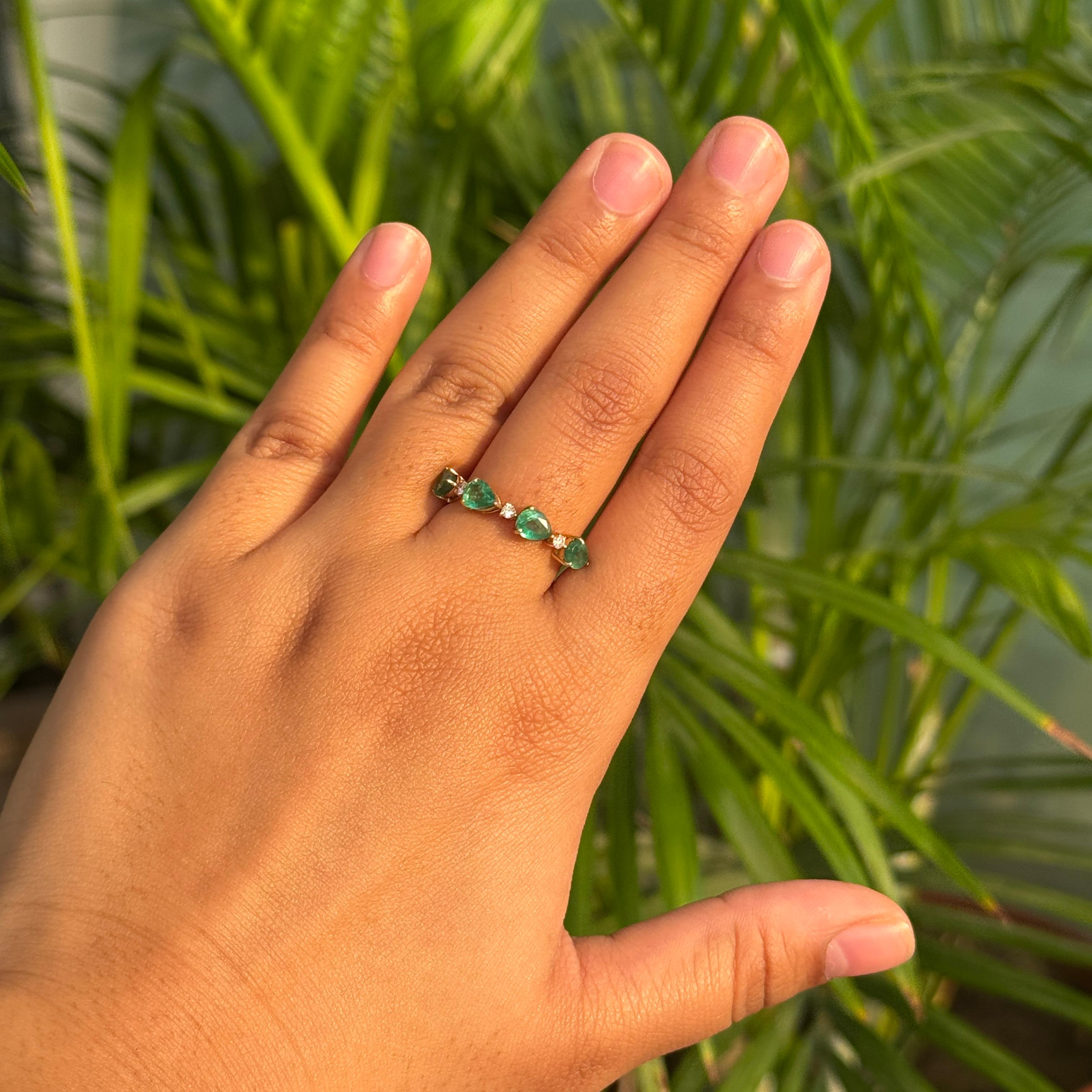 in vendita:  Anello Minimal in oro giallo 14K con smeraldo naturale da 1,27 carati e diamante a mezza eternità 10