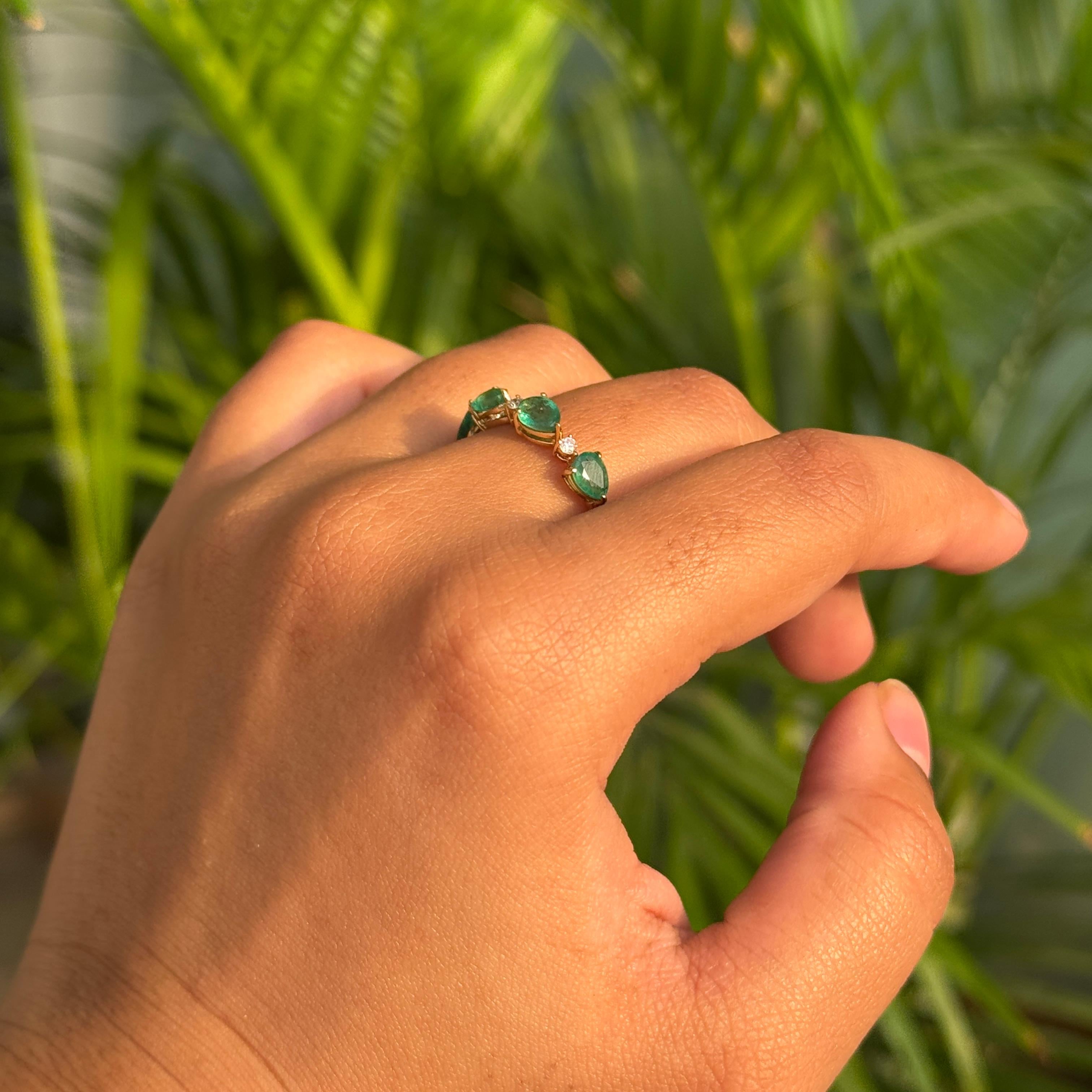 in vendita:  Anello Minimal in oro giallo 14K con smeraldo naturale da 1,27 carati e diamante a mezza eternità 11