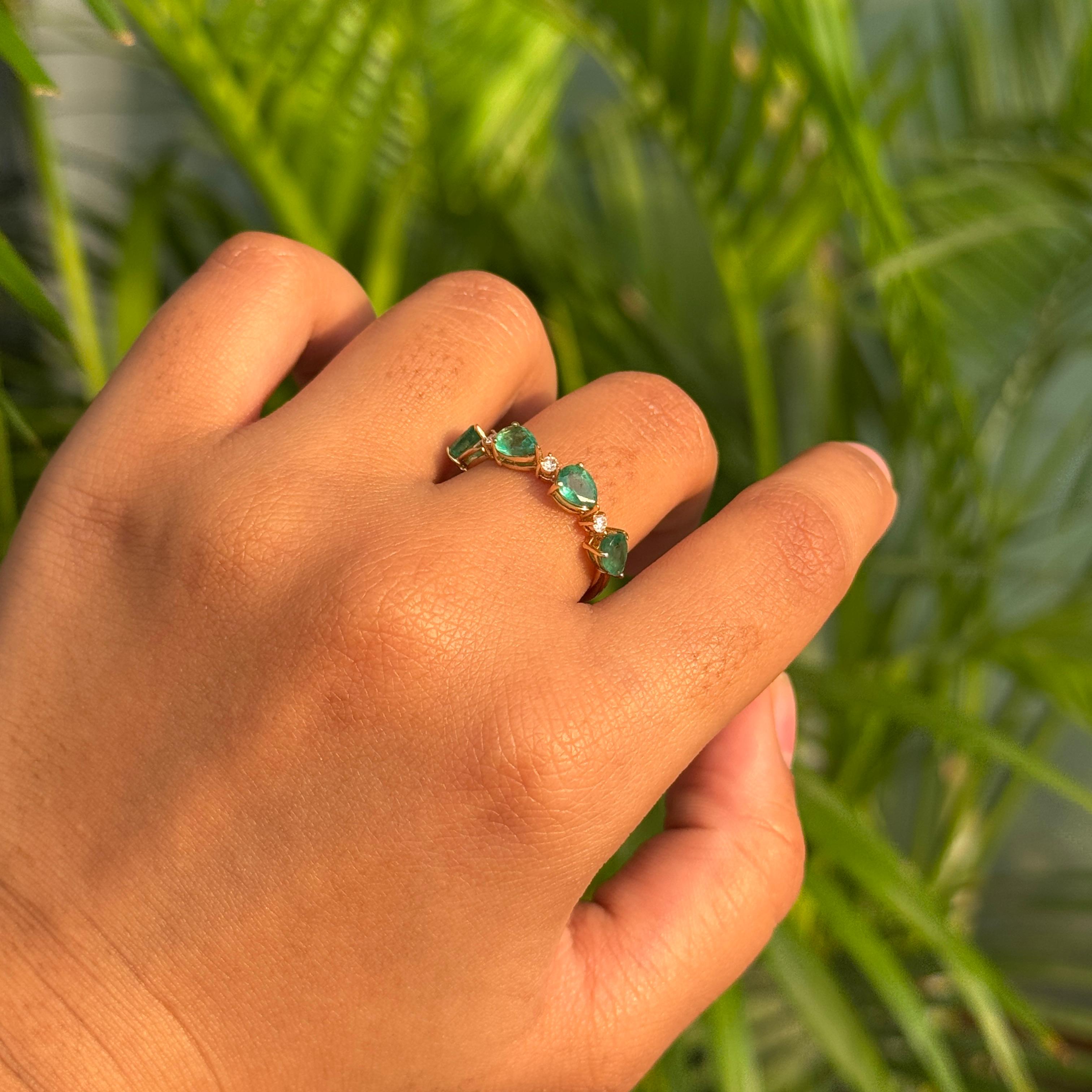 in vendita:  Anello Minimal in oro giallo 14K con smeraldo naturale da 1,27 carati e diamante a mezza eternità 12